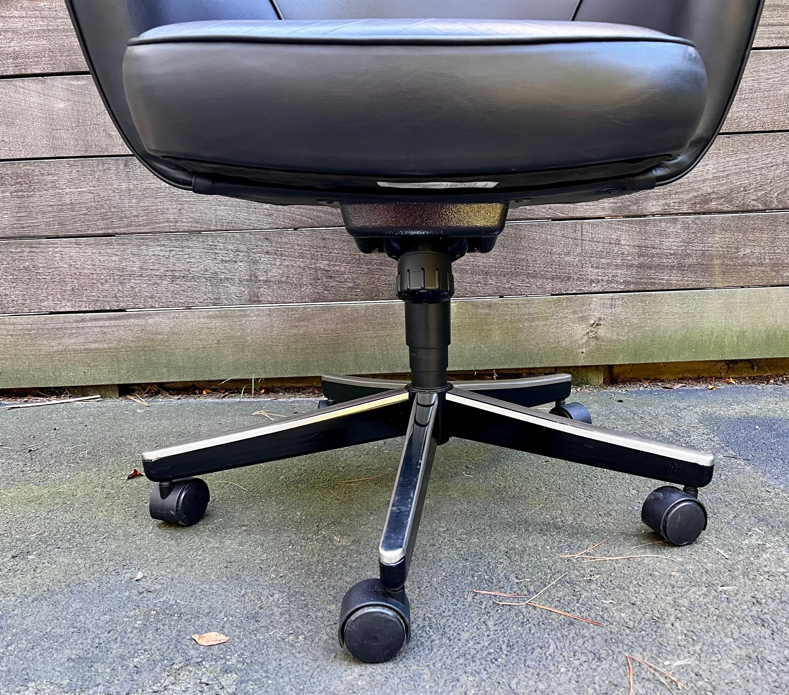 Executive Leather Chair with Swivel & Tilt Base by Eero Saarinen for Knoll For Sale 7