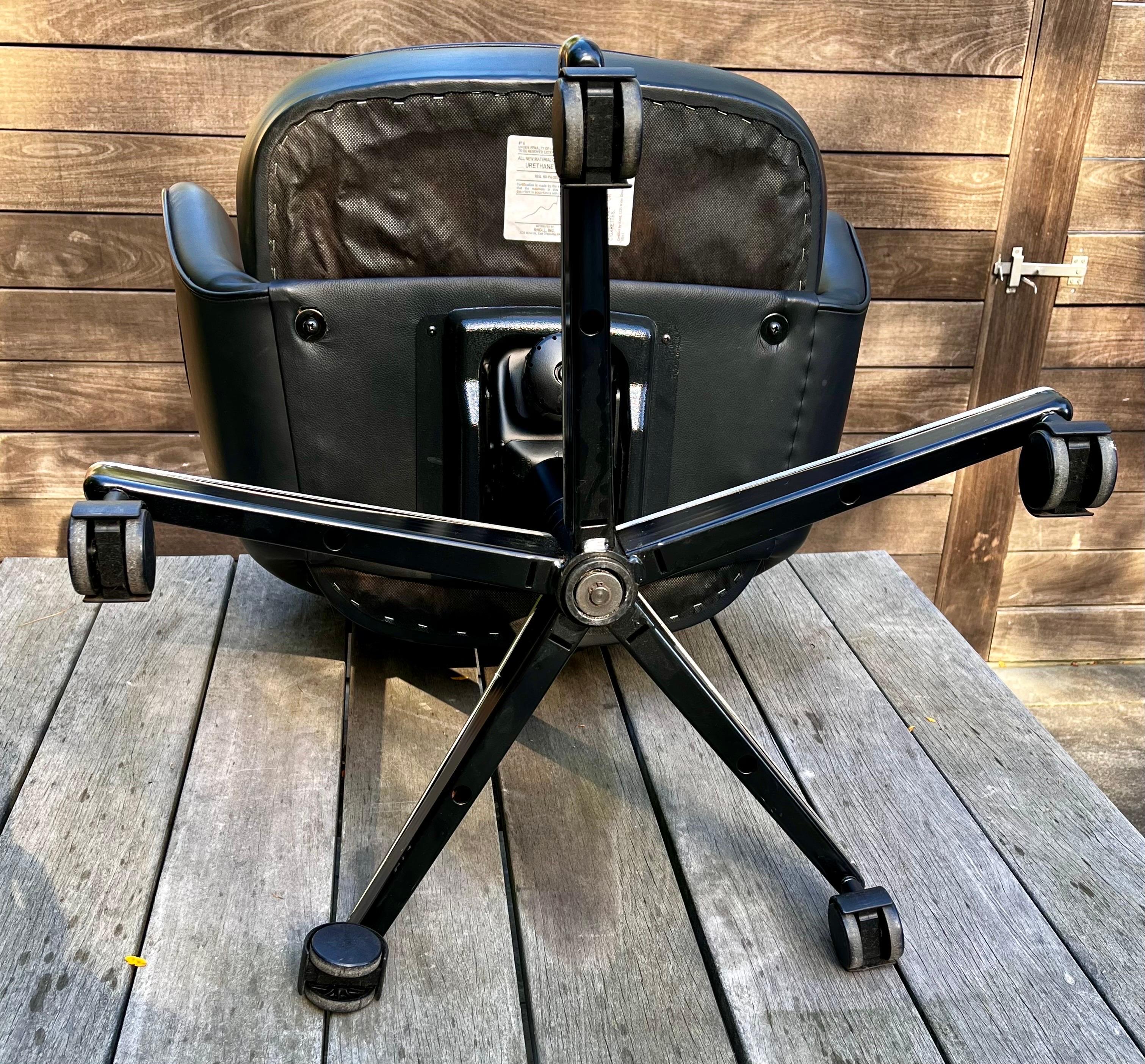 Executive Leather Chair with Swivel & Tilt Base by Eero Saarinen for Knoll For Sale 9