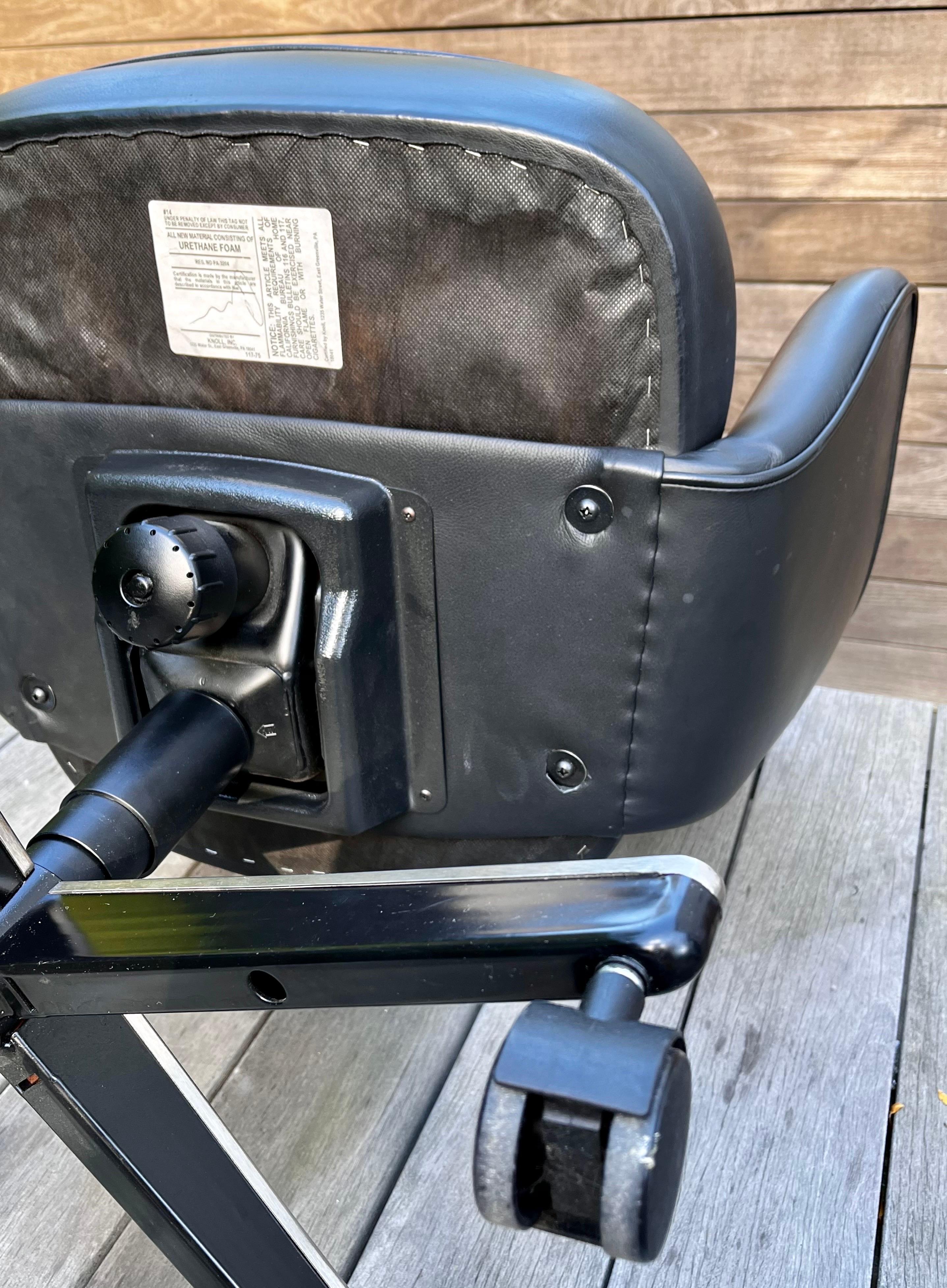 Executive Leather Chair with Swivel & Tilt Base by Eero Saarinen for Knoll For Sale 10