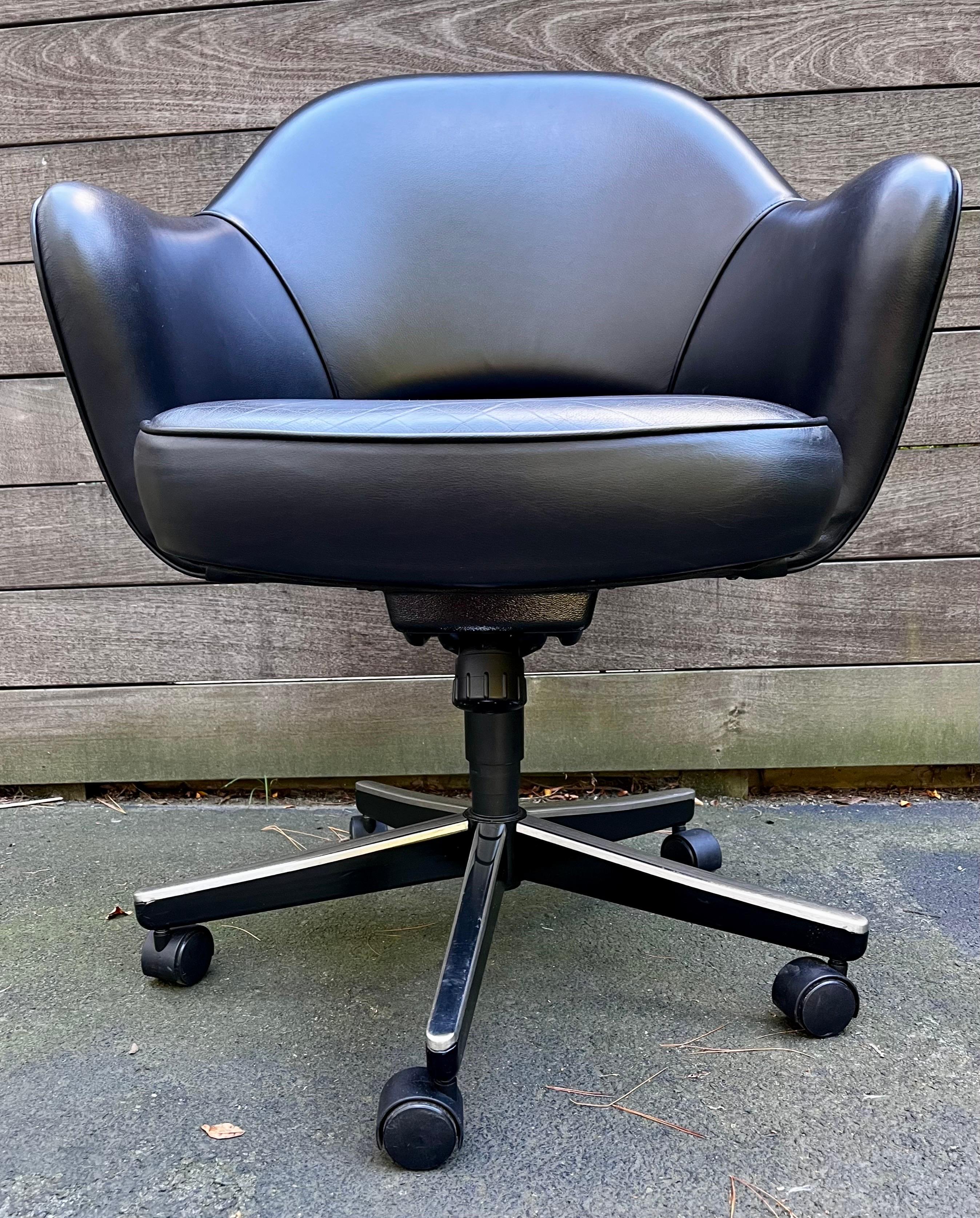American Executive Leather Chair with Swivel & Tilt Base by Eero Saarinen for Knoll For Sale
