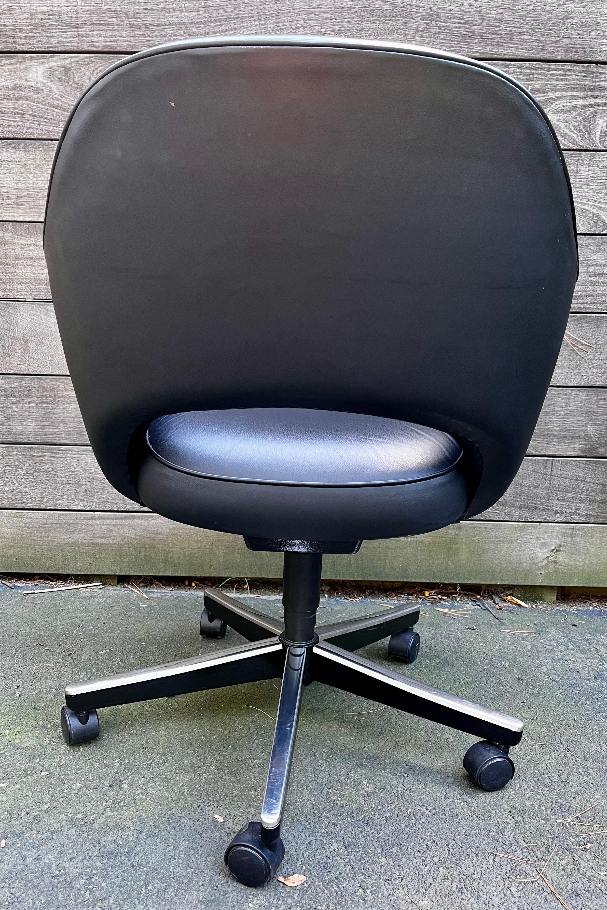 Executive Leather Chair with Swivel & Tilt Base by Eero Saarinen for Knoll In Good Condition For Sale In Philadelphia, PA