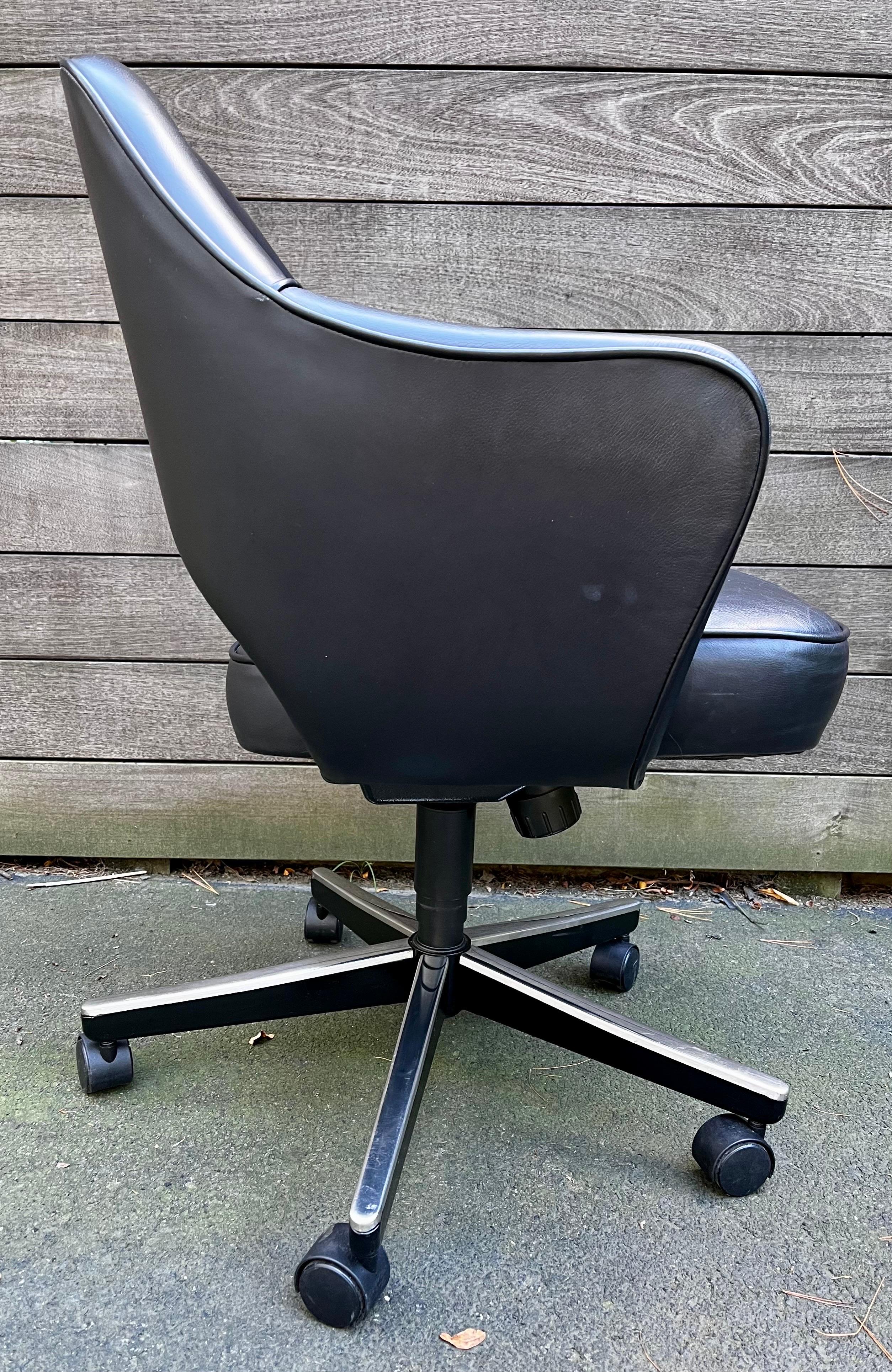 Contemporary Executive Leather Chair with Swivel & Tilt Base by Eero Saarinen for Knoll For Sale