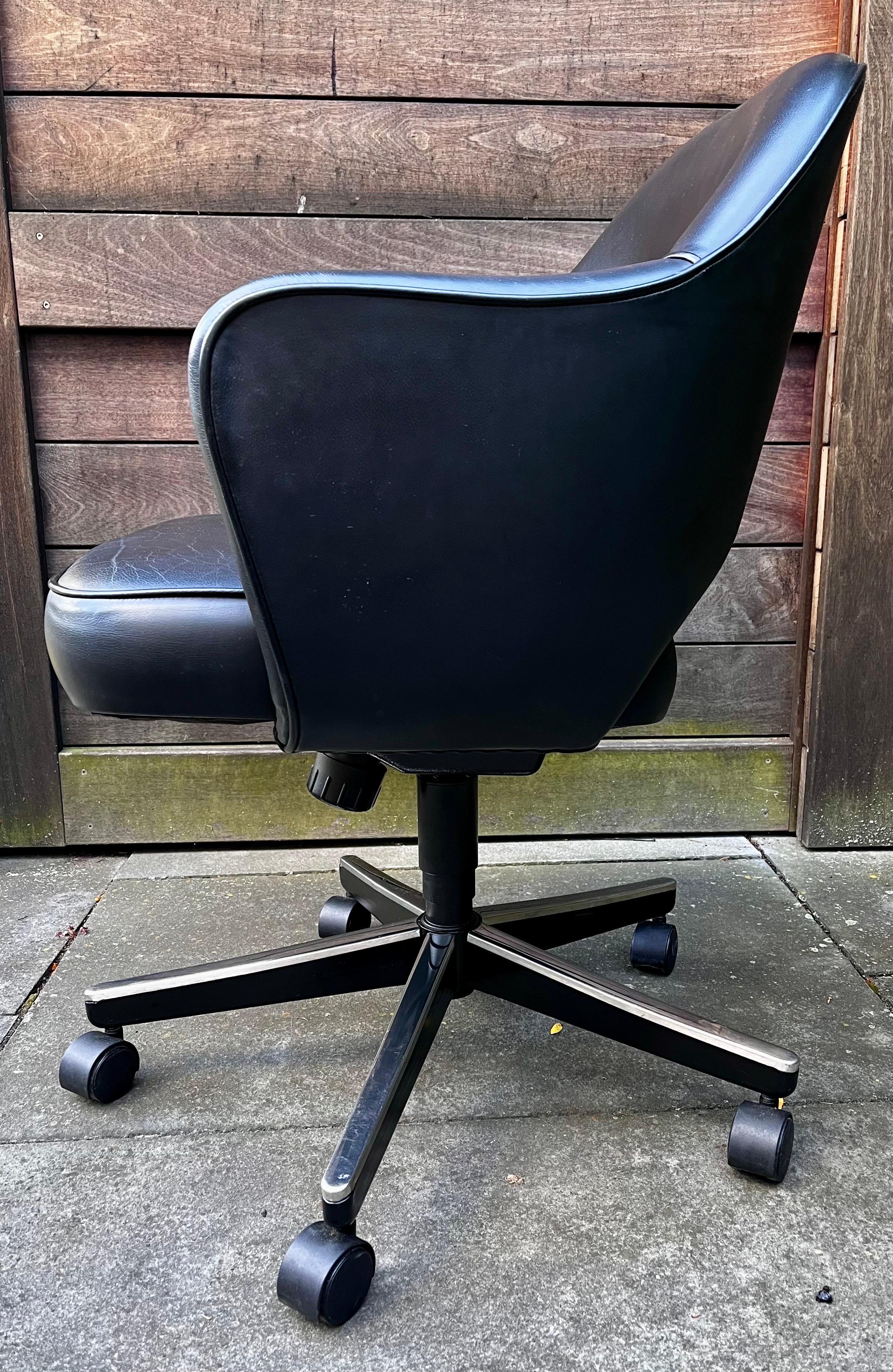 Metal Executive Leather Chair with Swivel & Tilt Base by Eero Saarinen for Knoll For Sale