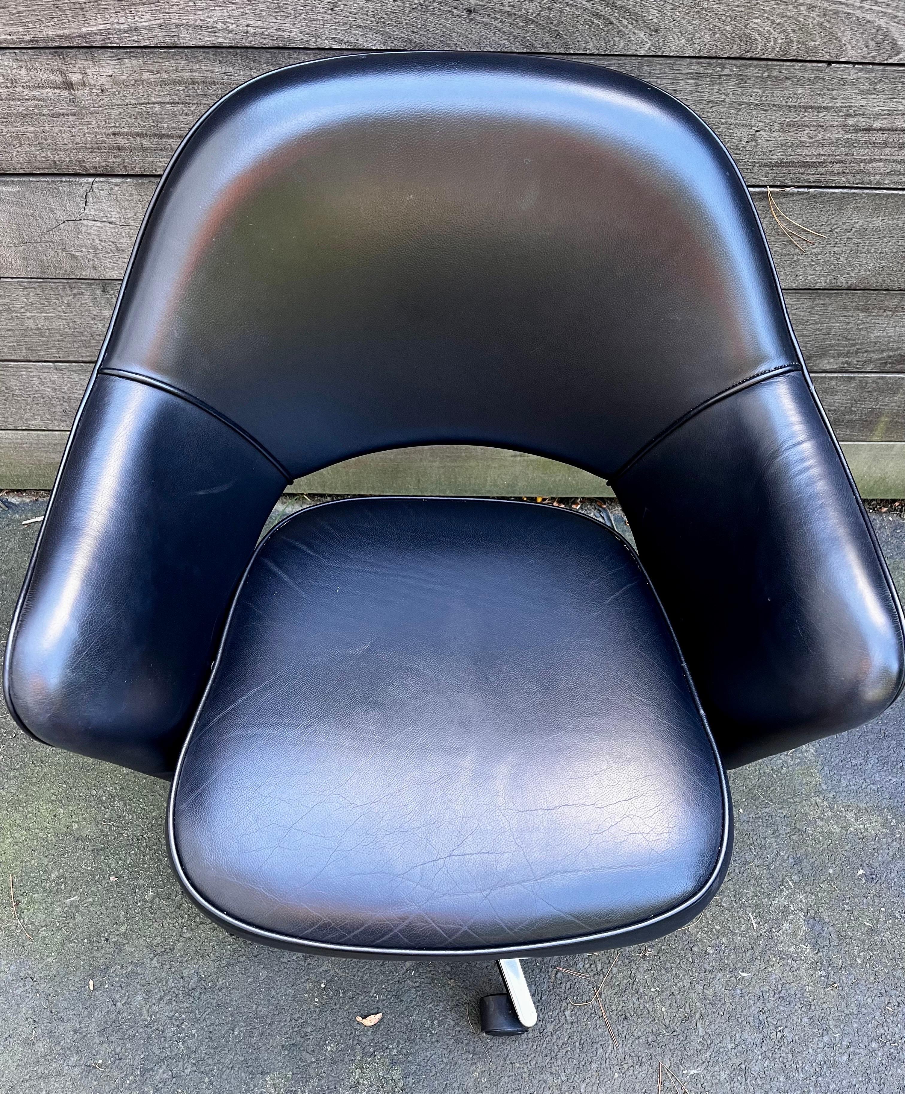 Executive Leather Chair with Swivel & Tilt Base by Eero Saarinen for Knoll For Sale 1