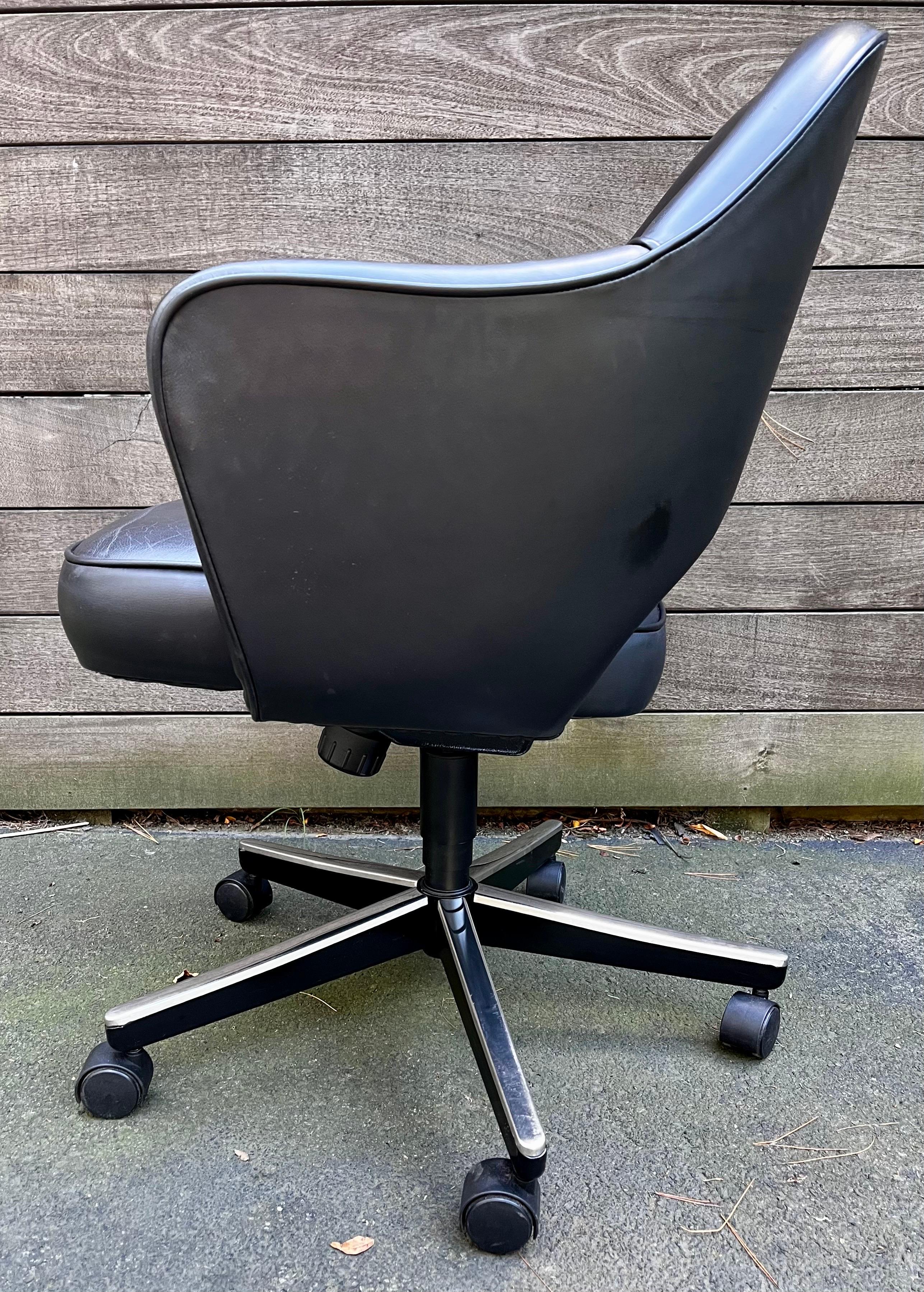 Executive Leather Chair with Swivel & Tilt Base by Eero Saarinen for Knoll For Sale 2