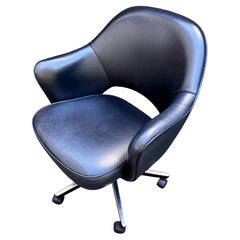 Silla ejecutiva de cuero con base giratoria e inclinable de Eero Saarinen para Knoll