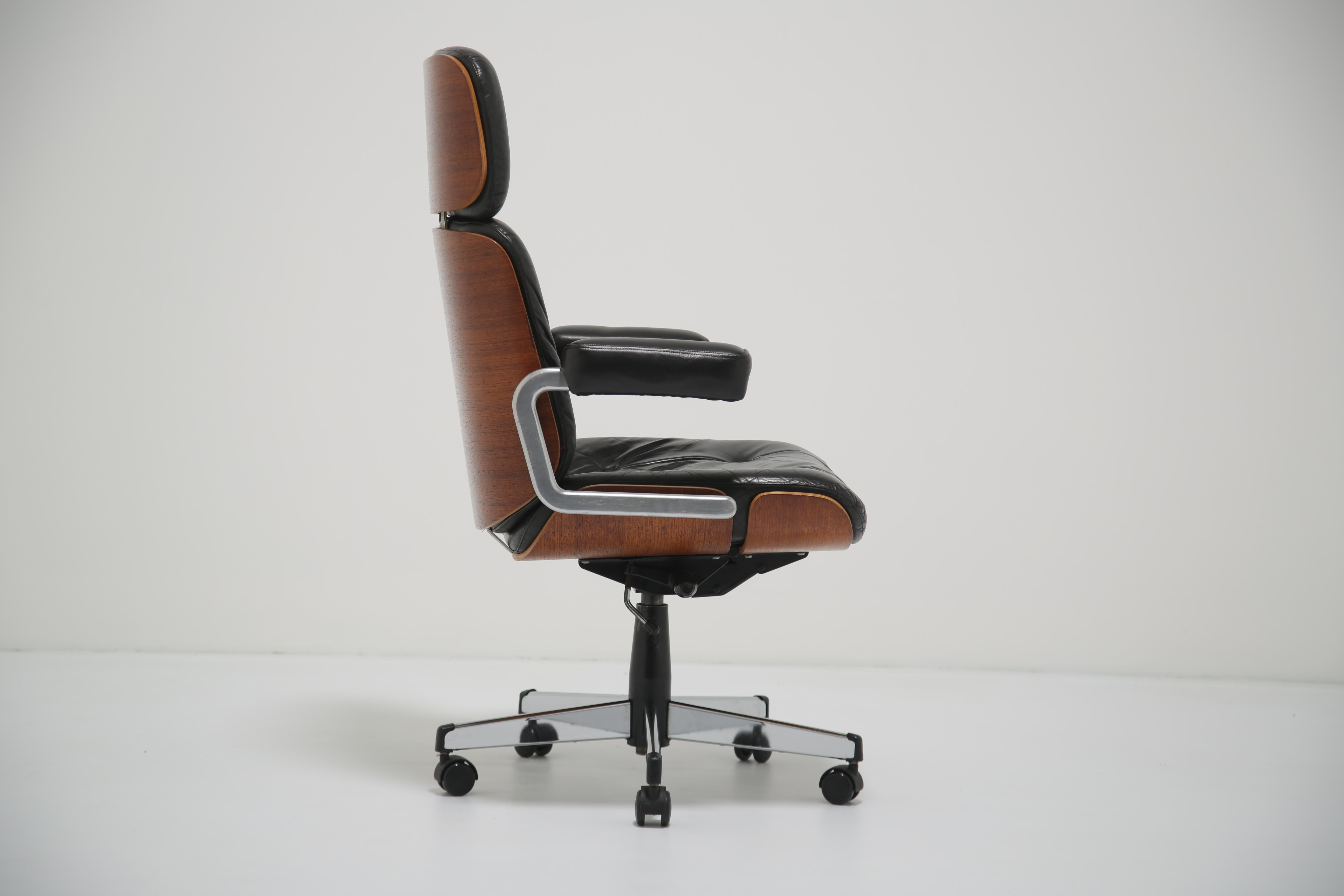 Drehbarer Bürostuhl aus Leder von Gordon Russell für Giroflex, 1970er Jahre im Angebot 3