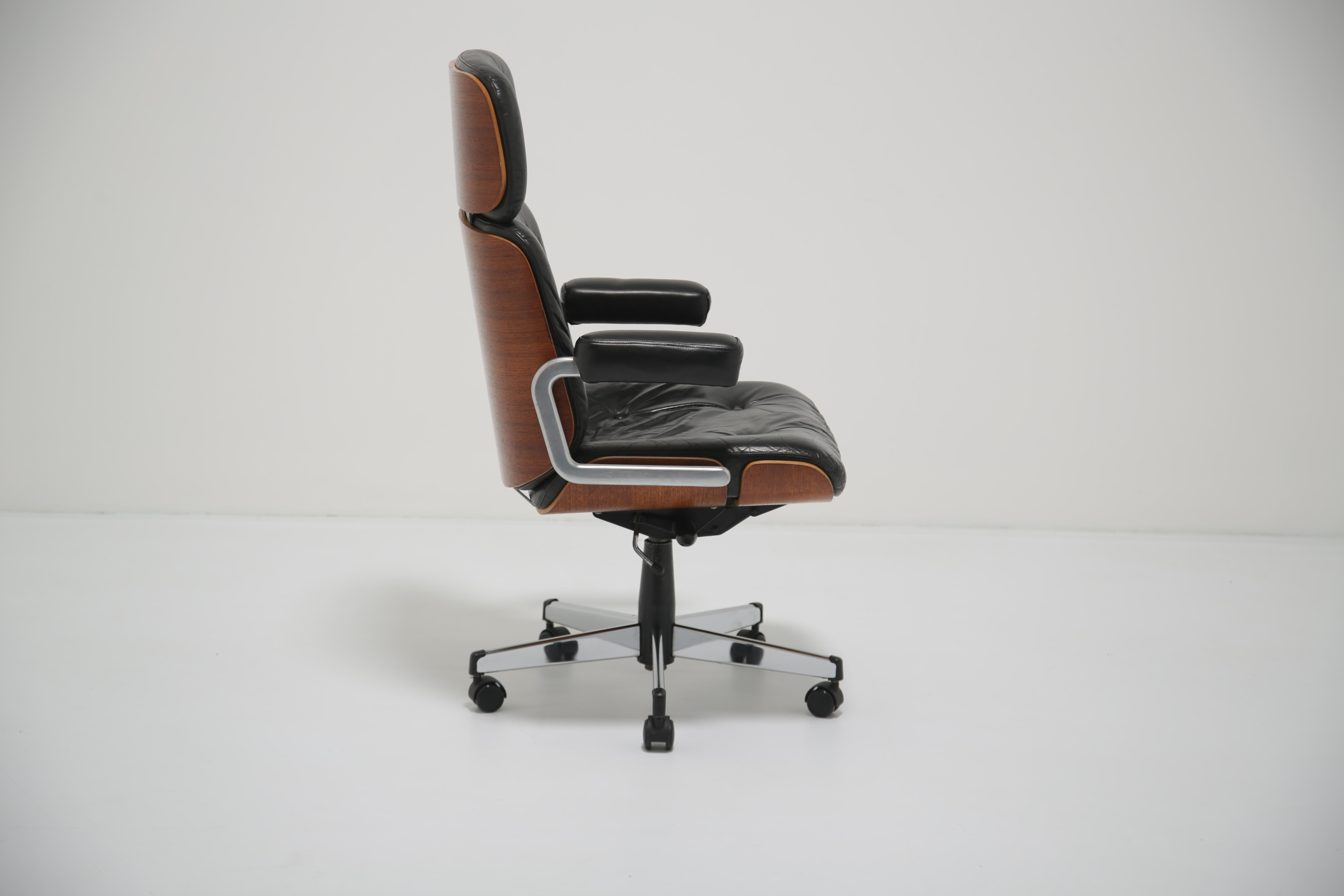 Drehbarer Bürostuhl aus Leder von Gordon Russell für Giroflex, 1970er Jahre im Angebot 2