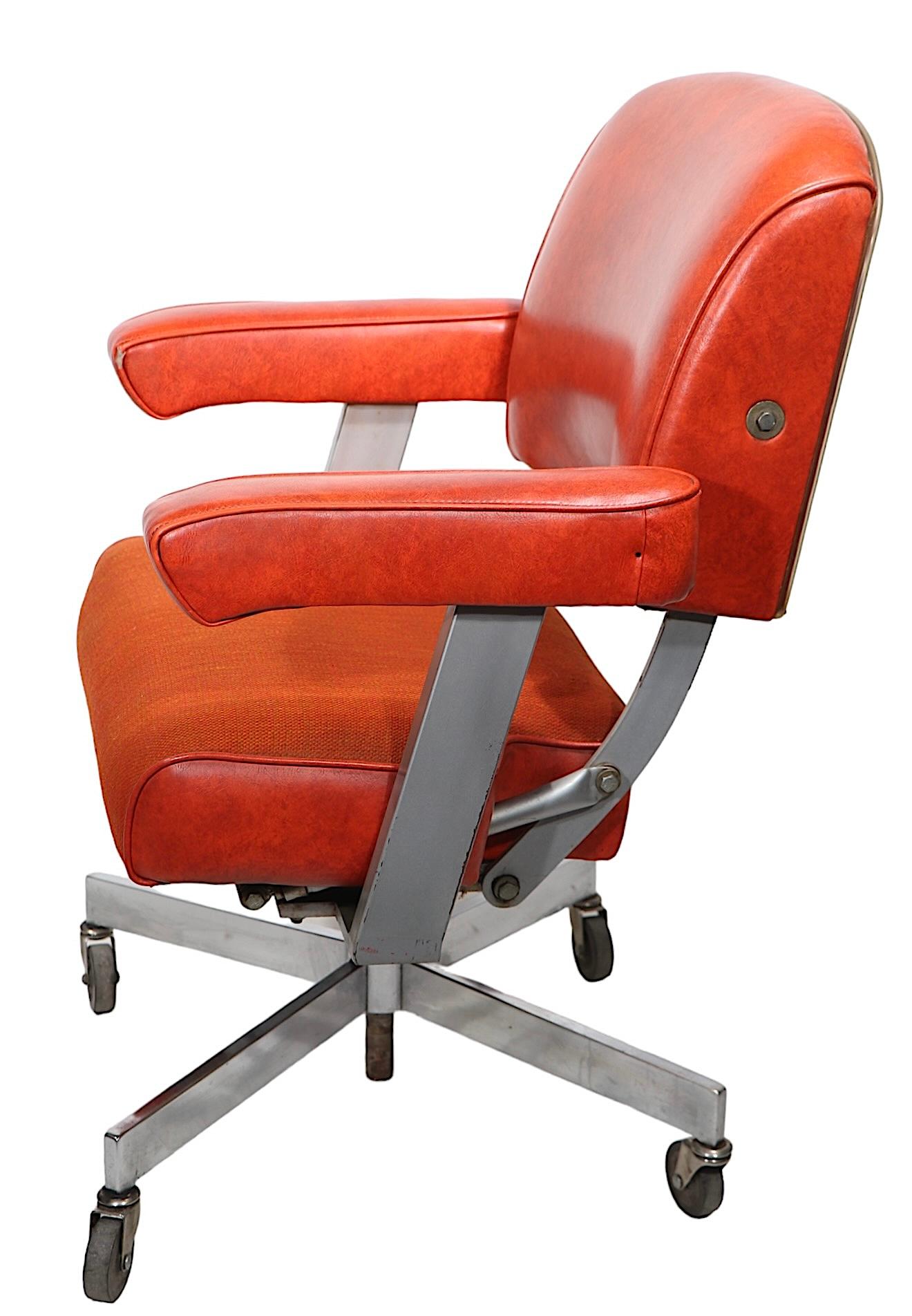 Executive Model DoMore Swivel Desk Office Chair Model 616 c 1950/1960's  For Sale 3