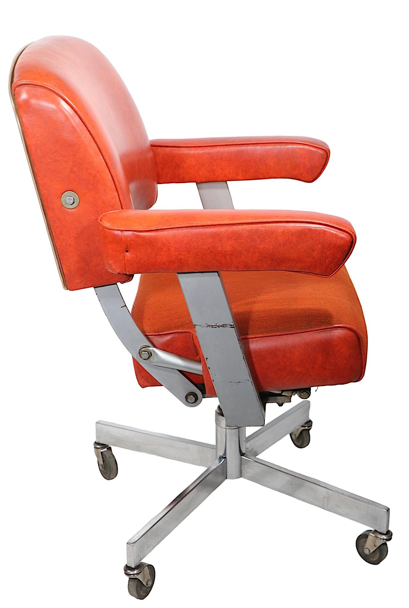 Executive Model DoMore Swivel Desk Office Chair Model 616 c 1950/1960's  For Sale 4