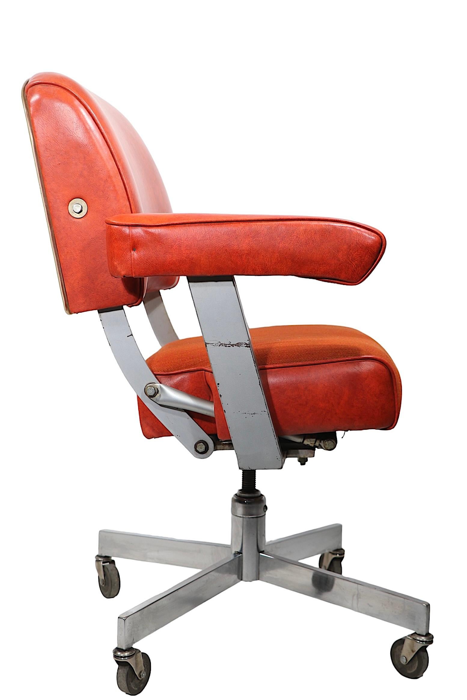 Steel Executive Model DoMore Swivel Desk Office Chair Model 616 c 1950/1960's  For Sale