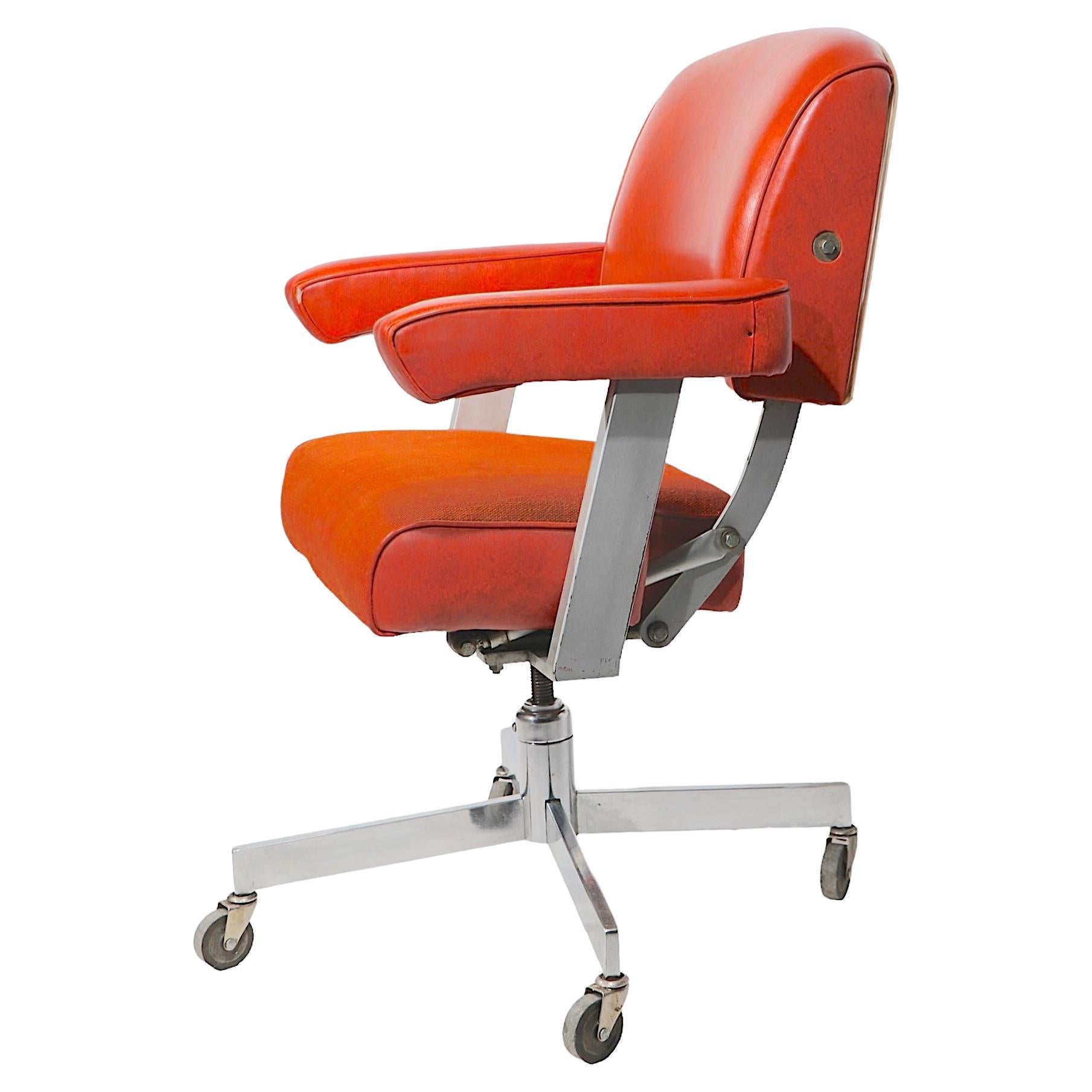 Executive Model DoMore Swivel Desk Office Chair Model 616 c 1950/1960's  For Sale