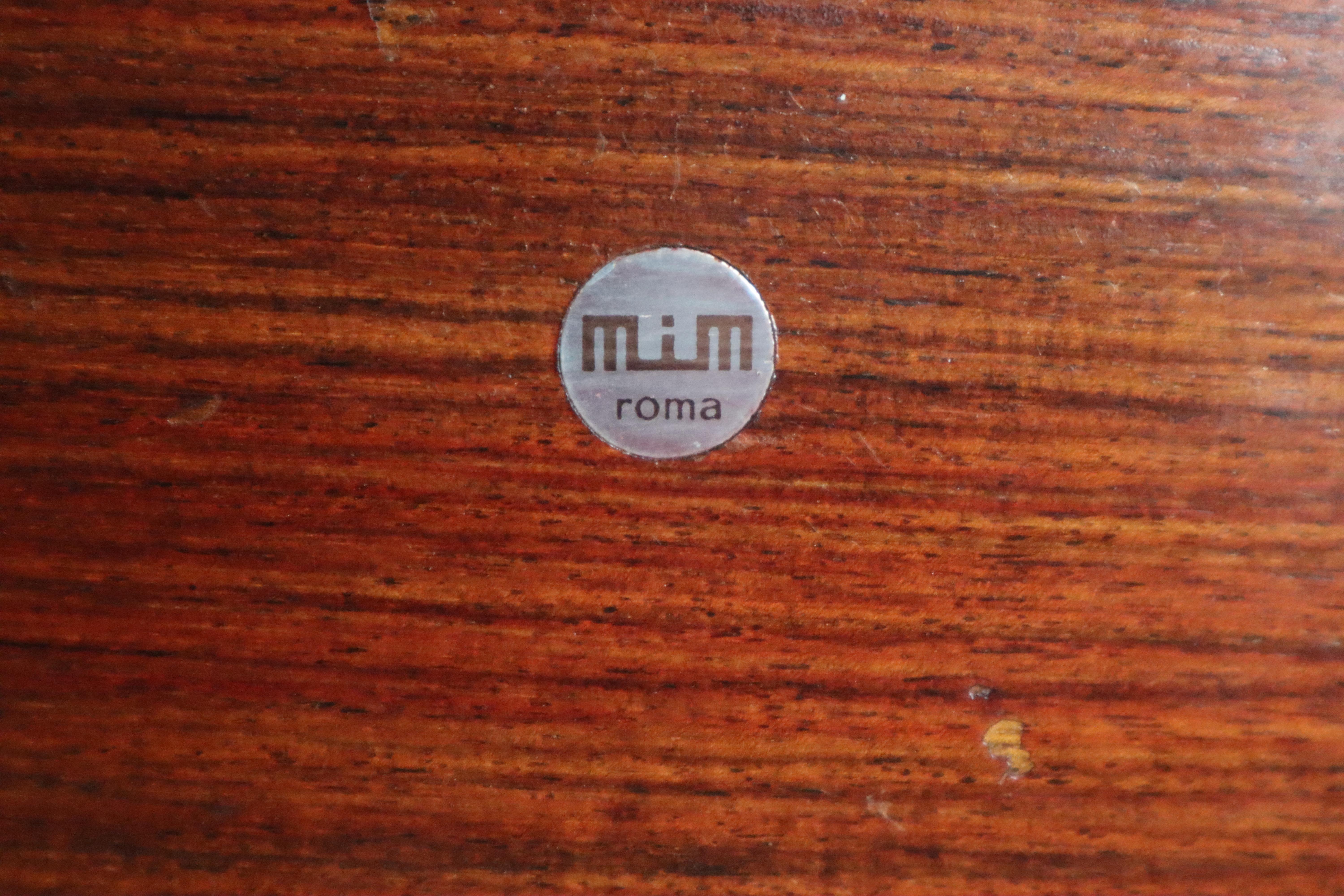 Eleganter Bürostuhl 'Parioli', entworfen von Ennio Fazioli für MIM Roma im Jahr 1960.
Dieses Modell ist ein Beispiel für den raffinierten Ansatz der italienischen Moderne bei Büromöbeln - eine Kombination aus skulpturalem Holz, präzisem Aluminium