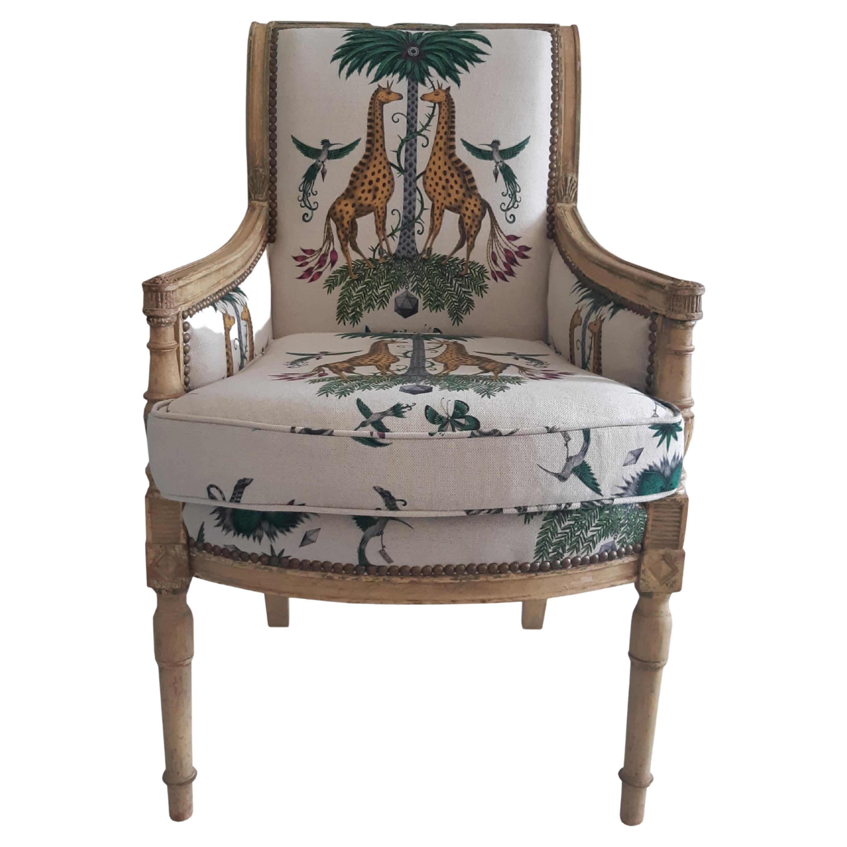 Charming Directoire style armchair, richly carved, in painted wood, the square backrest ending in a butt, baluster legs in front and two saber legs in the back.
Fabric from the house of clarke and clarke.
Restoration of the tapestry by a