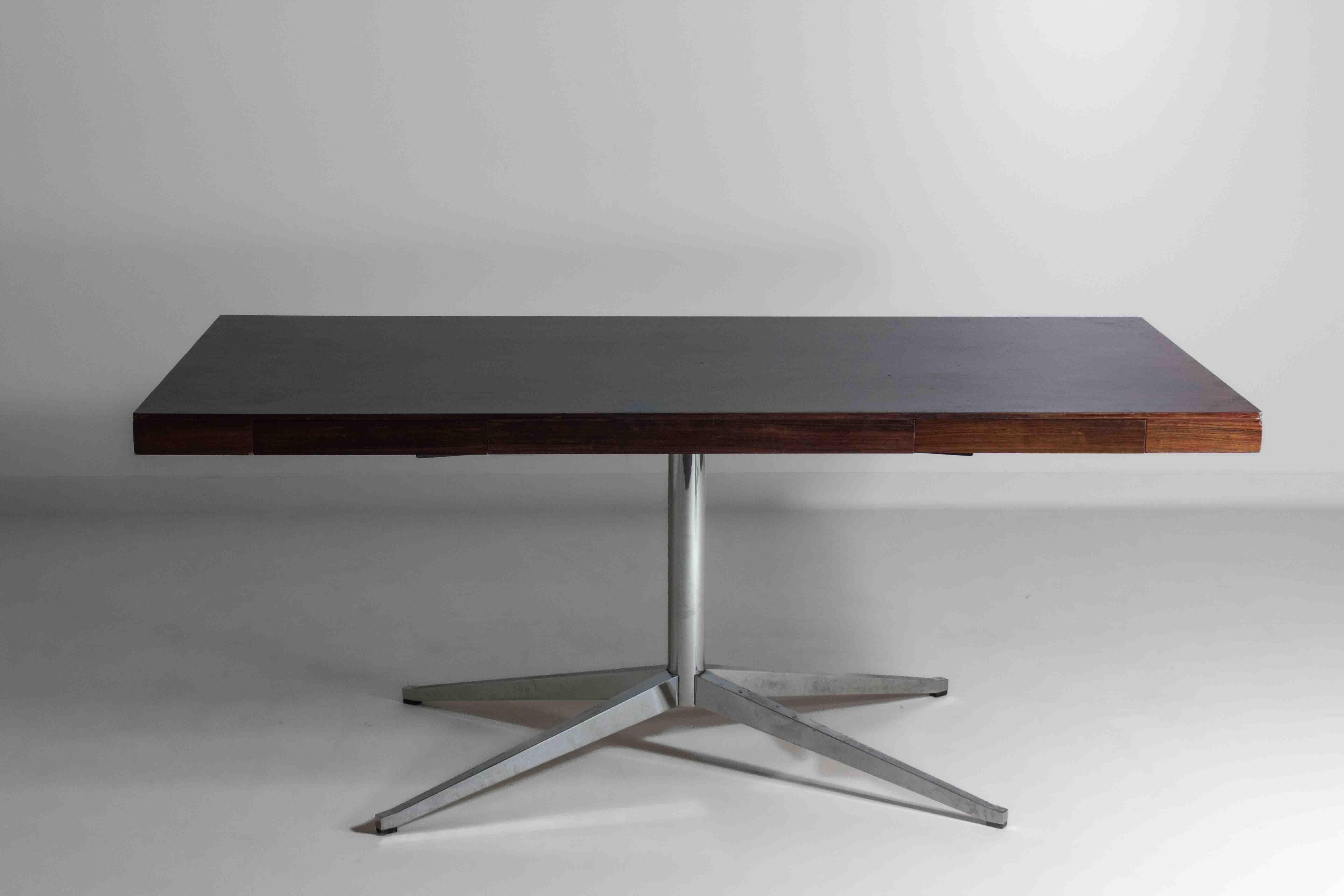 El escritorio Executive Partner de Florence Knoll, diseñado en 1961, es un sello distintivo del mobiliario de oficina moderno de mediados de siglo, que combina funcionalidad con elegancia minimalista. Este escritorio icónico presenta líneas limpias,