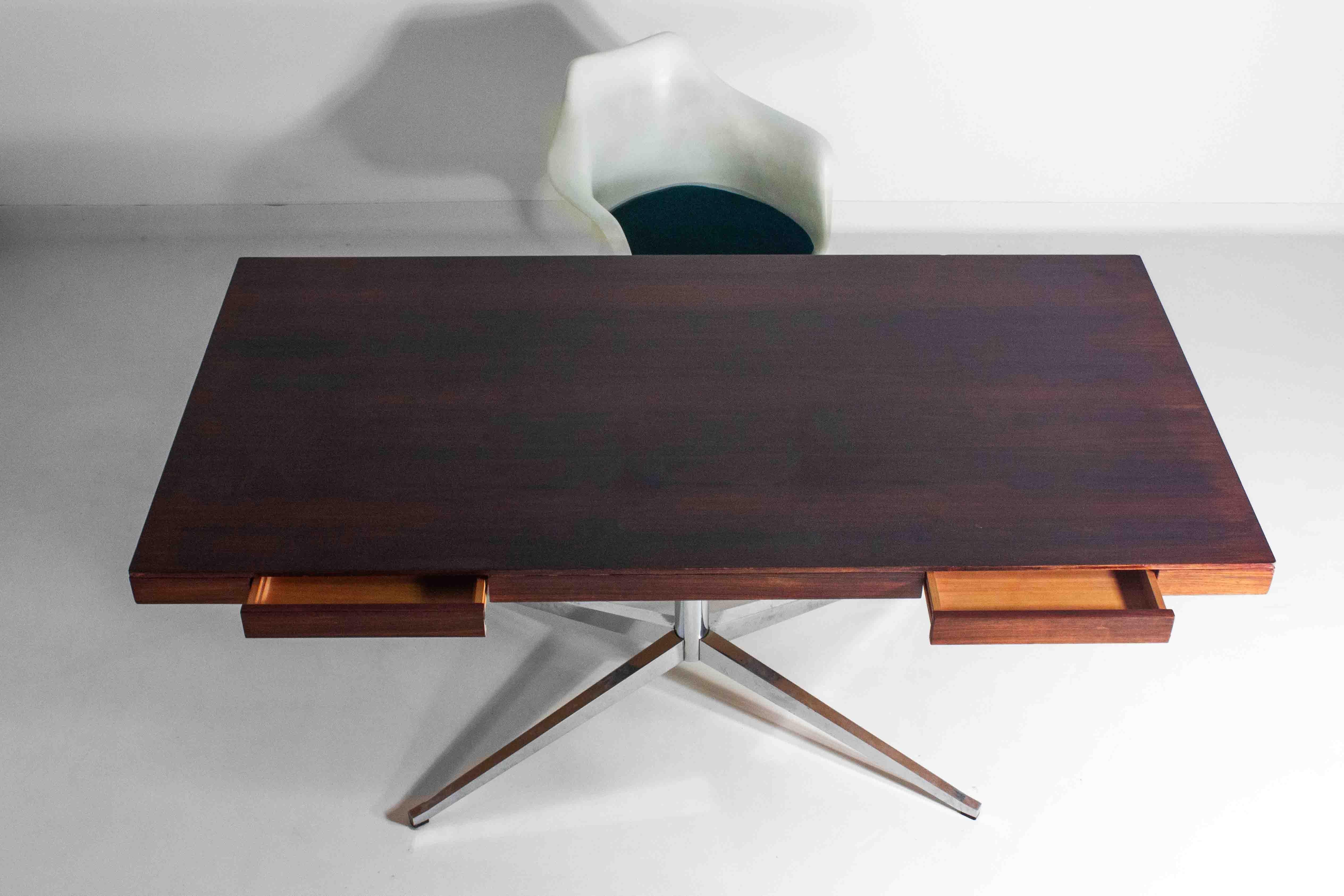 Escritorio ejecutivo en palisandro de Florence Knoll, años 70 en venta 1