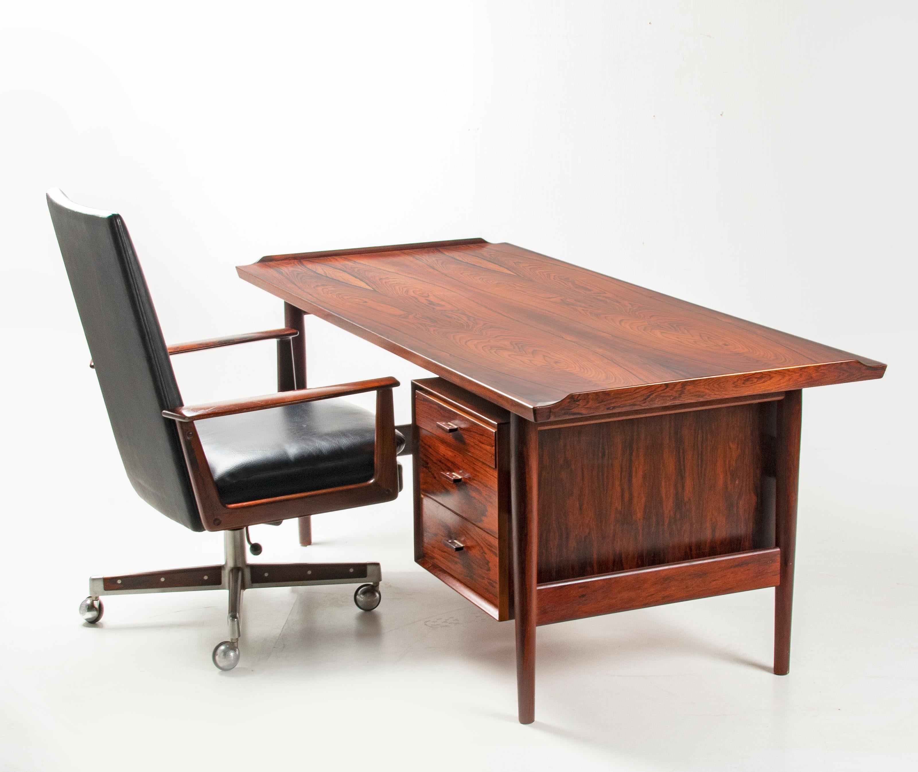 An amazing executive desk with matching office chair. The design is by Arne vodder, based on Model Nor 207. The desk and chair are made by Sibast from Denmark. Because there are only drawers on one side, there is plenty of space for the chair. The