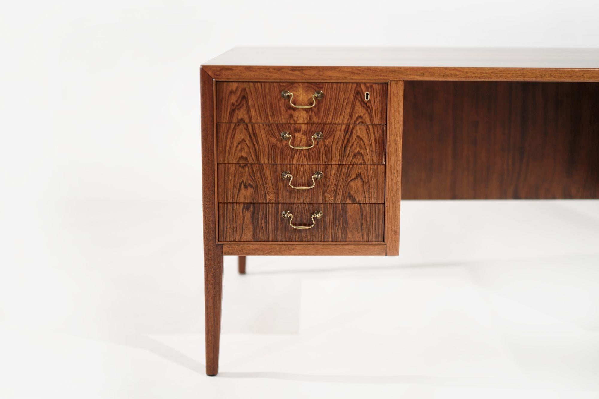 Ottone Scrivania direzionale in palissandro di Kittinger, C.C. anni '50 in vendita