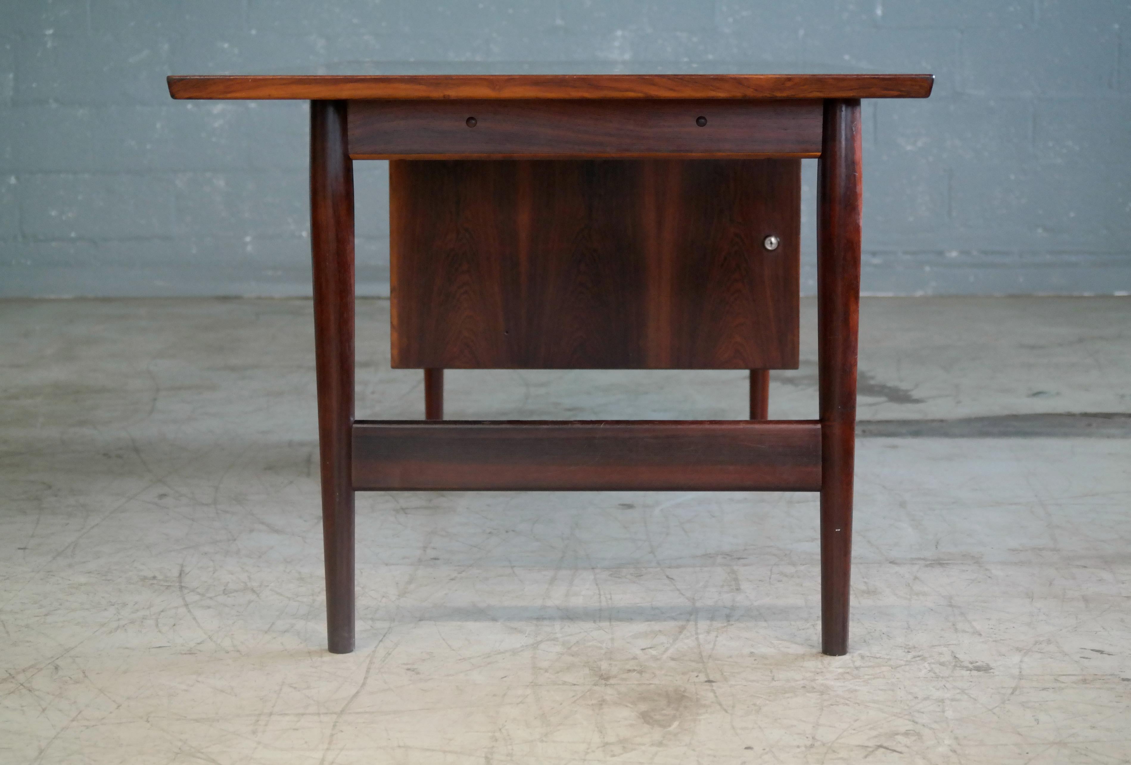 Executive Rosewood Desk by Arne Vodder for Sibast from 1950s In Good Condition In Bridgeport, CT