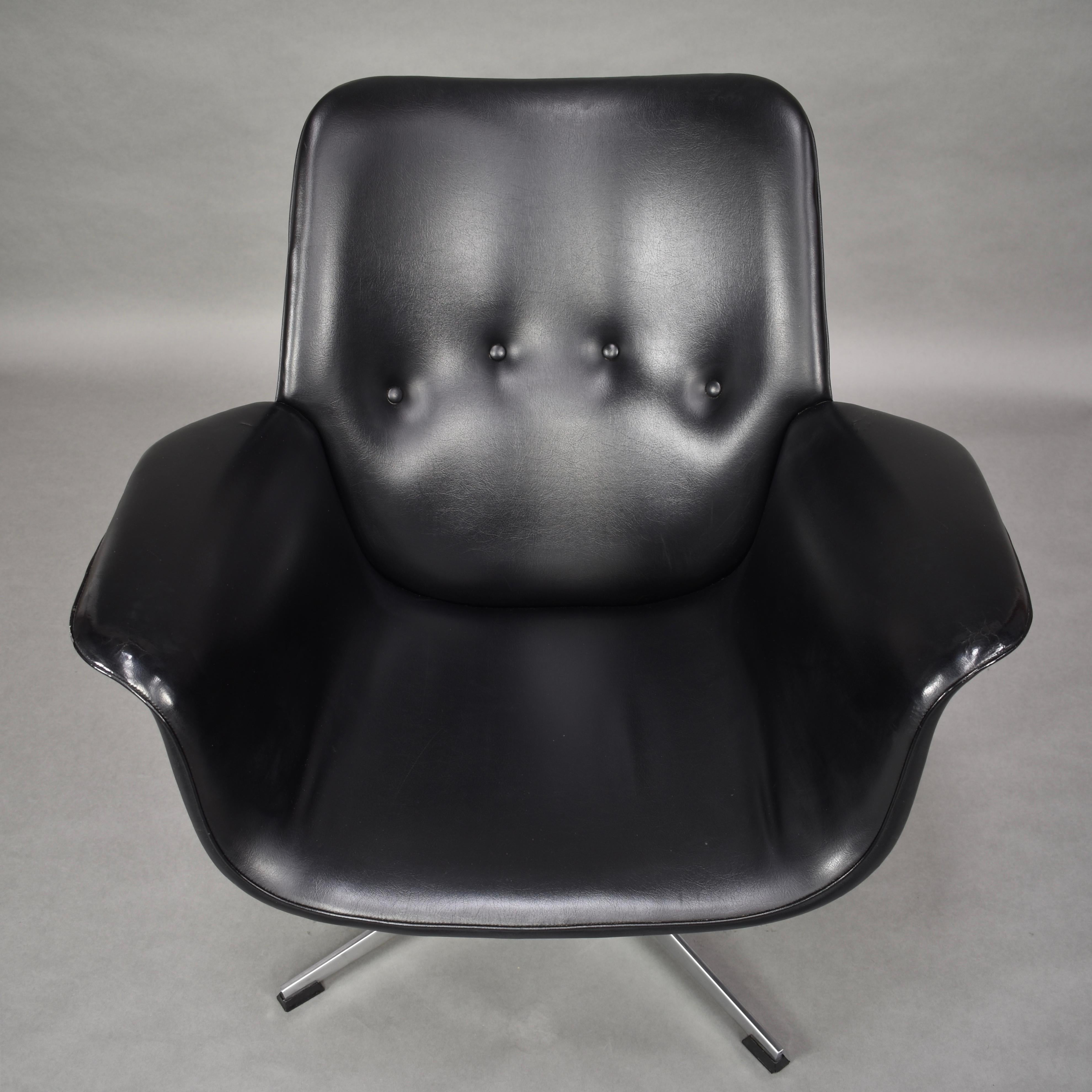 Amazing executive swivel lounge chair by Topform– Netherlands, circa 1950.

Design: Unknown

Manufacturer: TOPFORM Label on the bottom.

Date of manufacture: circa 1950

Model: Swivel arm chair

Material: Chrome / faux leather / plastic