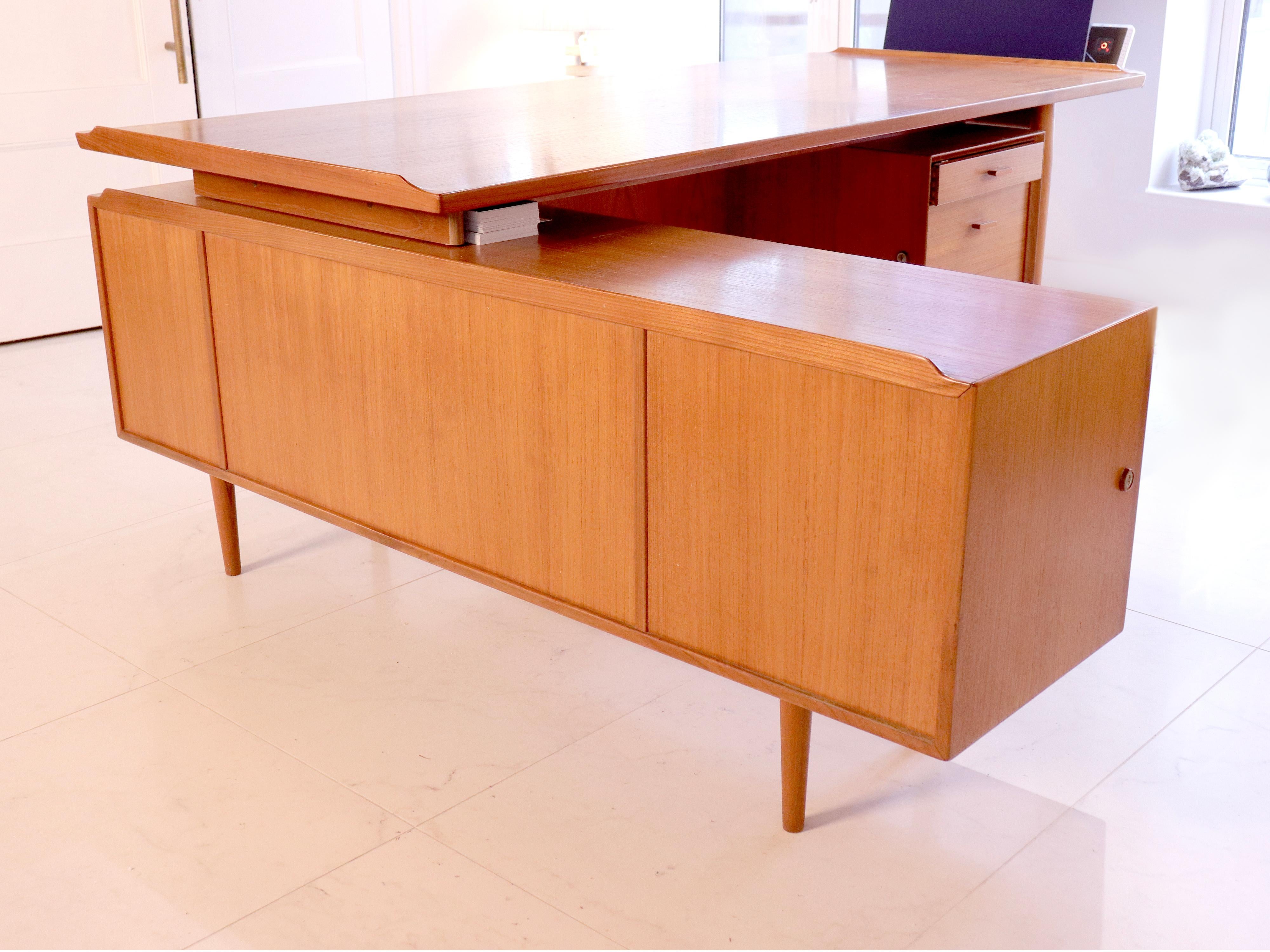 Executive Writing desk in Teak wood by Arne Vodder for Sibast, Model 509, 1960s
This right angle teakwood desk is perfect for a dynamic workspace with ample space on the desk top and lots of storage.
The solid teak legs are slightly tapered, the