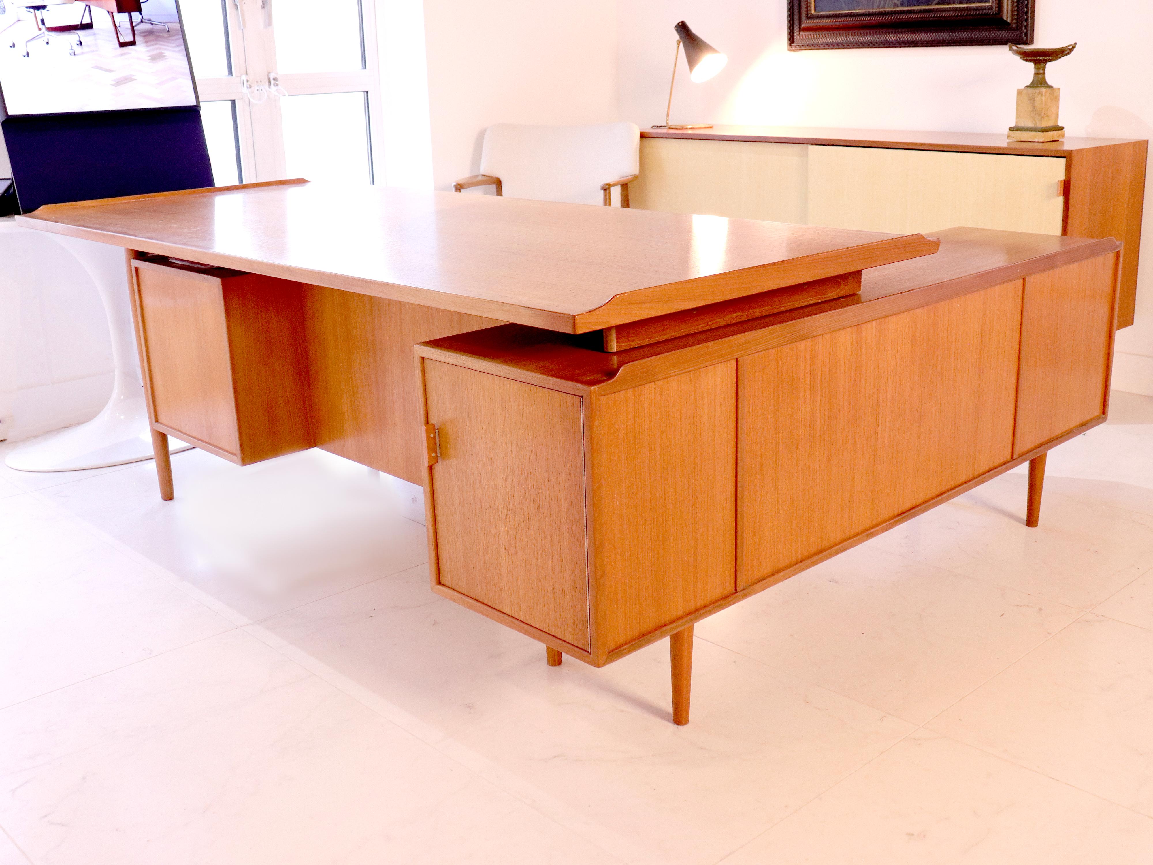 Executive Teak Writing Desk by Arne Vodder for Sibast, Denmark 1960s In Good Condition For Sale In London, GB