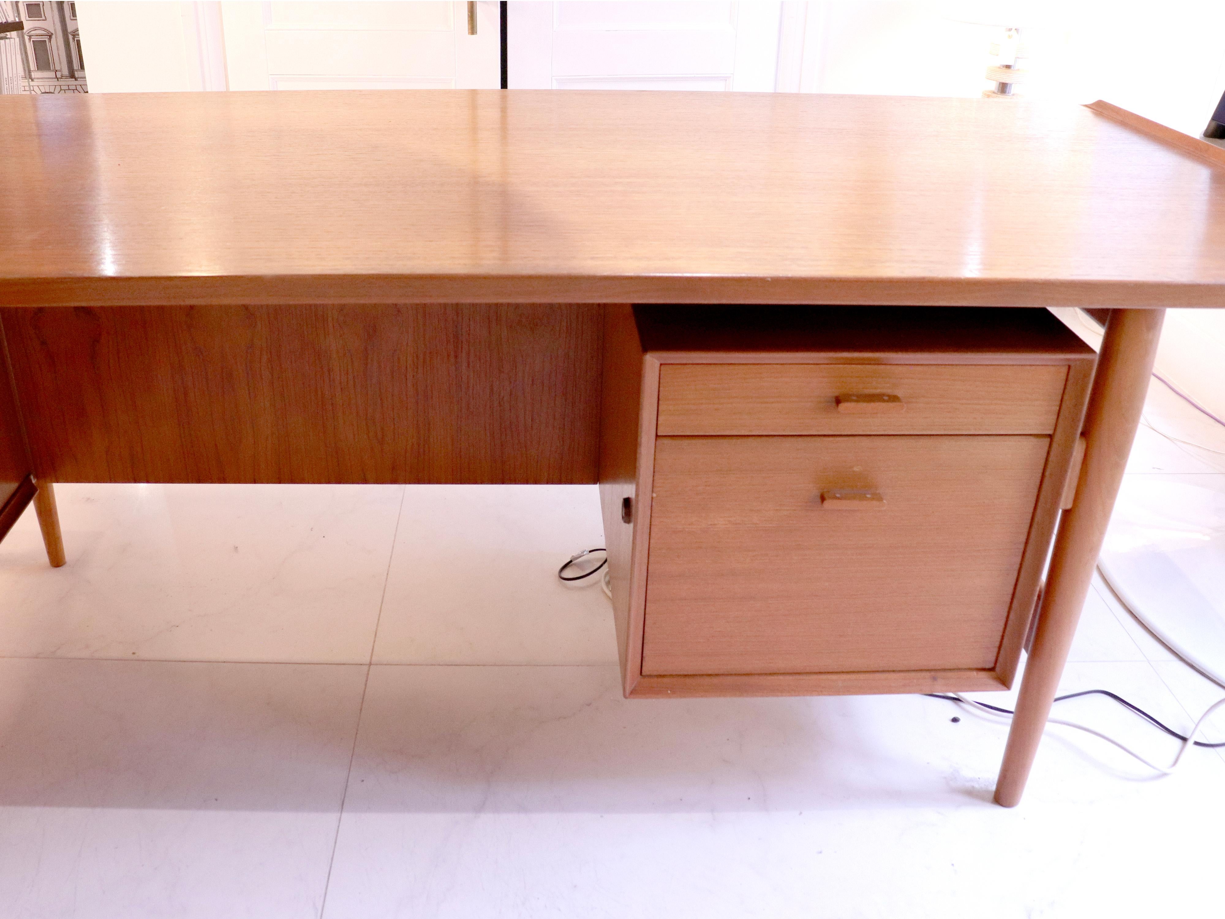 Executive Teak Writing Desk by Arne Vodder for Sibast, Denmark 1960s For Sale 1