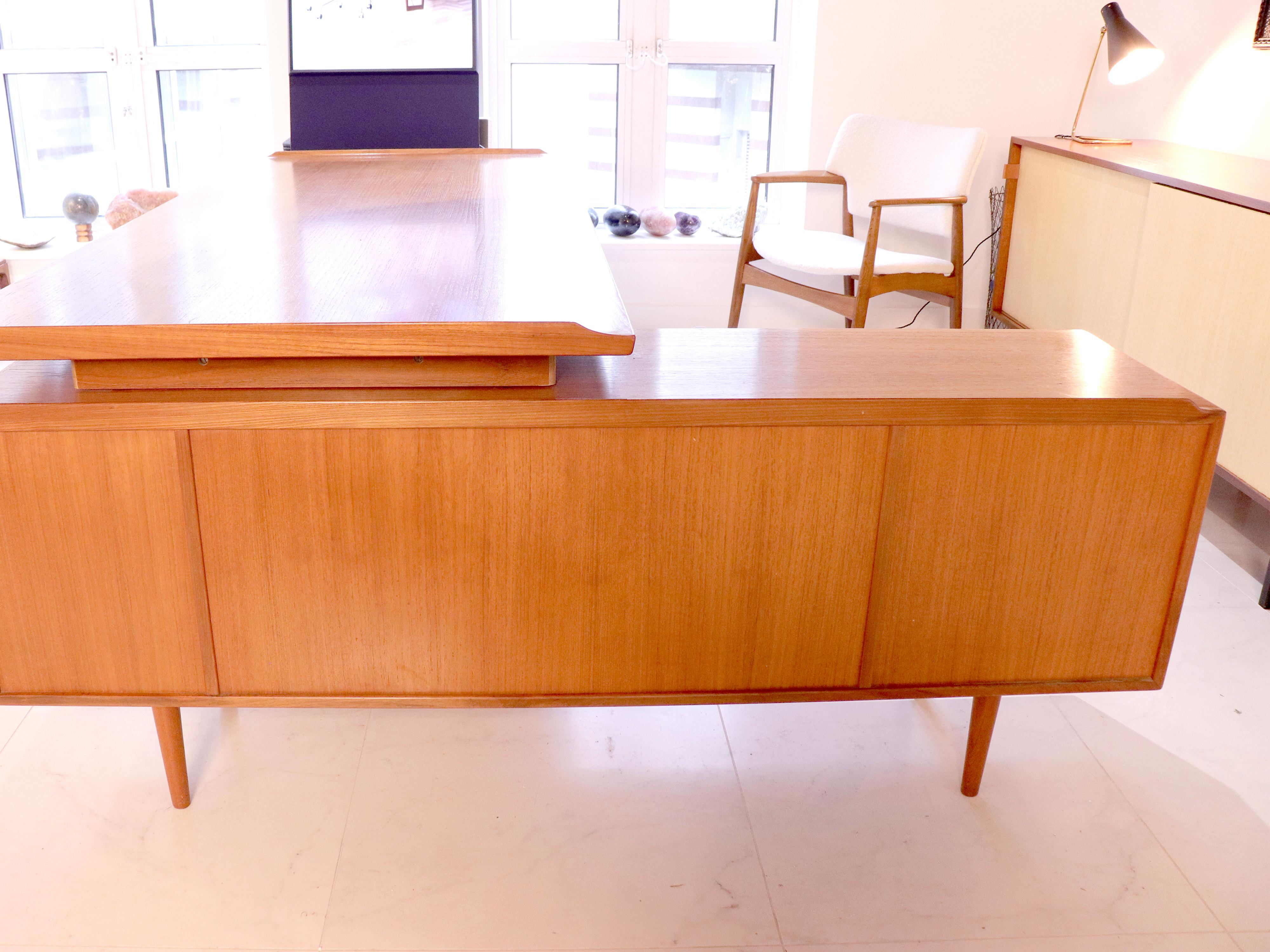 Executive Teak Writing Desk by Arne Vodder for Sibast, Denmark 1960s For Sale 3