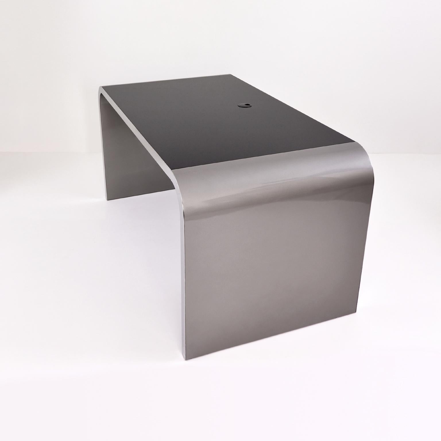 Tedesco Scrivania direzionale in metallo a cascata in stile Art Deco - Streamline Design, Germania, 2015 in vendita