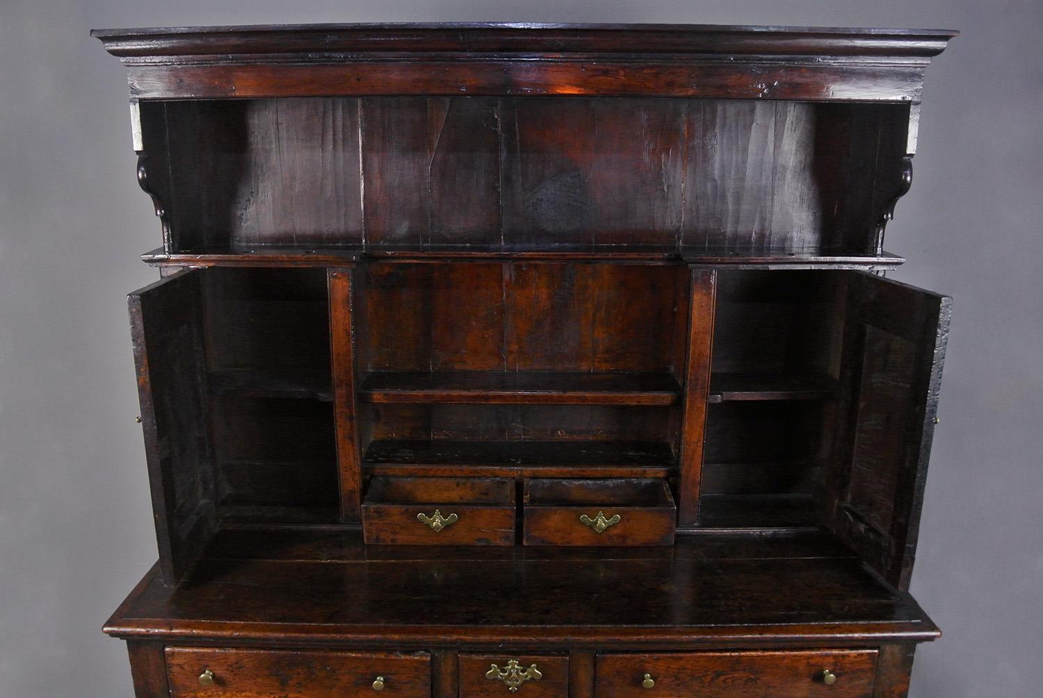 Exemplary George II Small Welsh Oak Country Dresser c. 1750 In Good Condition In Heathfield, GB