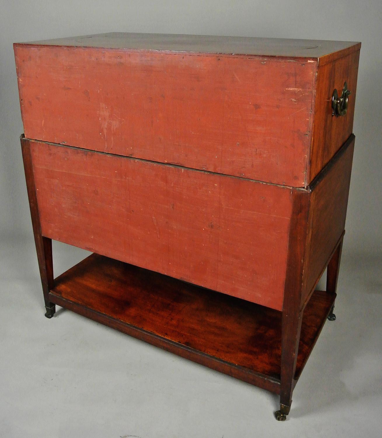 Exemplaire de bureau de campagne en acajou George III C.I.C. 1790 en vente 8