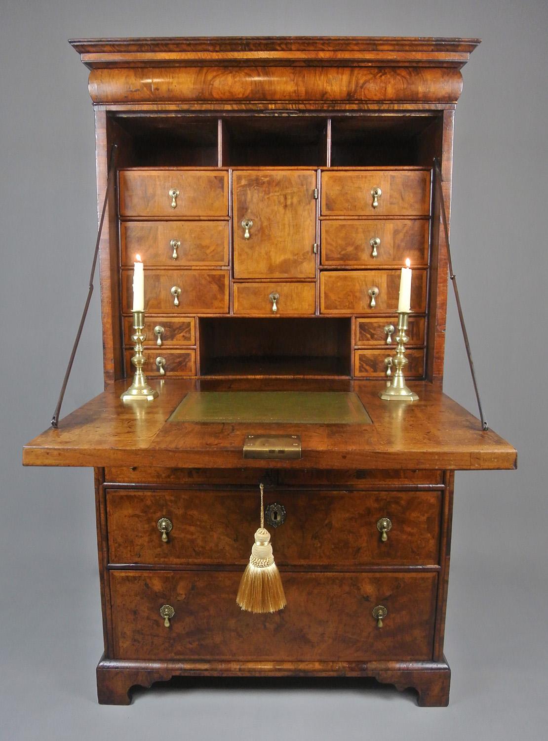 Exemplary Very Small George I Figured Walnut Escritoire with Provenance c. 1720 In Good Condition In Heathfield, GB