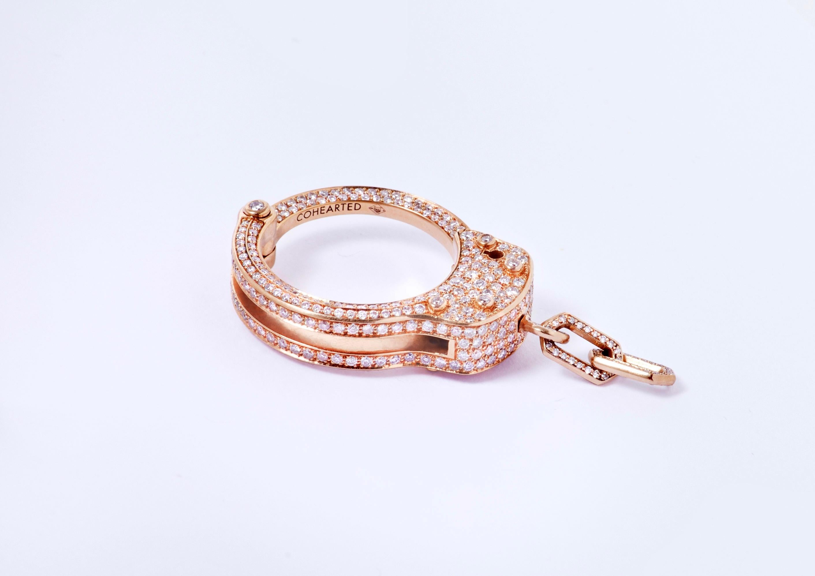 Dieser Ring Exemption Full aus 18 Karat Gelbgold, besetzt mit 471 Diamanten von insgesamt 2,61 Karat, ist ein Objekt, das Freiheit und Selbstbewusstsein symbolisiert.
Es ist das XL-Modell des Outflow-Rings.
Dieser Ring, der mit Gelbgold und