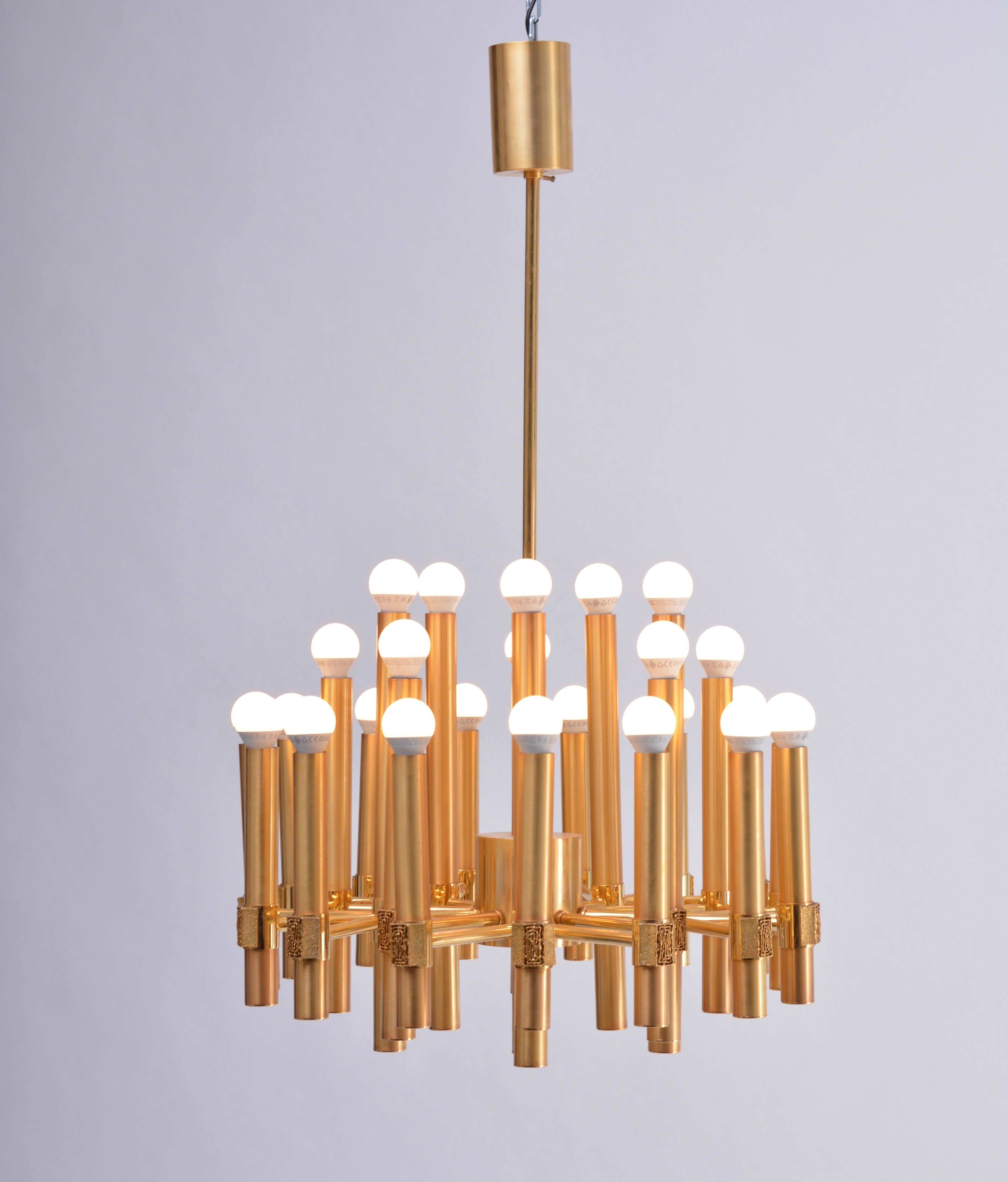 Gold colored Mid-Century Modern Chandelier by Angelo Brotto for Esperia Italia

This chandelier was designed by Angelo Brotto and produced by Italian lighting company Esperia. The chandelier is made of brass anodized aluminium. It has twenty arms