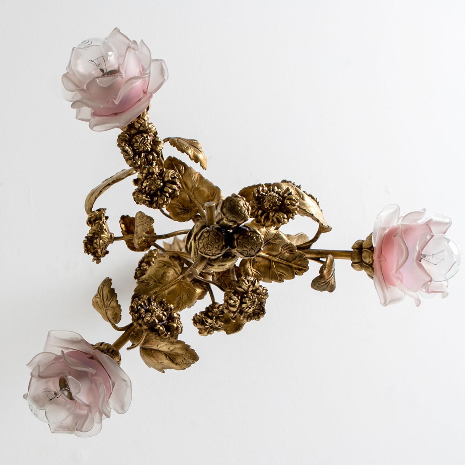 Exceptionnel et élégant lustre en bronze doré et verre, période Art nouveau, France, vers 1890.

Avec 3 magnifiques roses en verre avec baïonnette et un bouquet de fleurs en bronze fait à la main.

Une véritable pièce d'art du 19e siècle.

En très