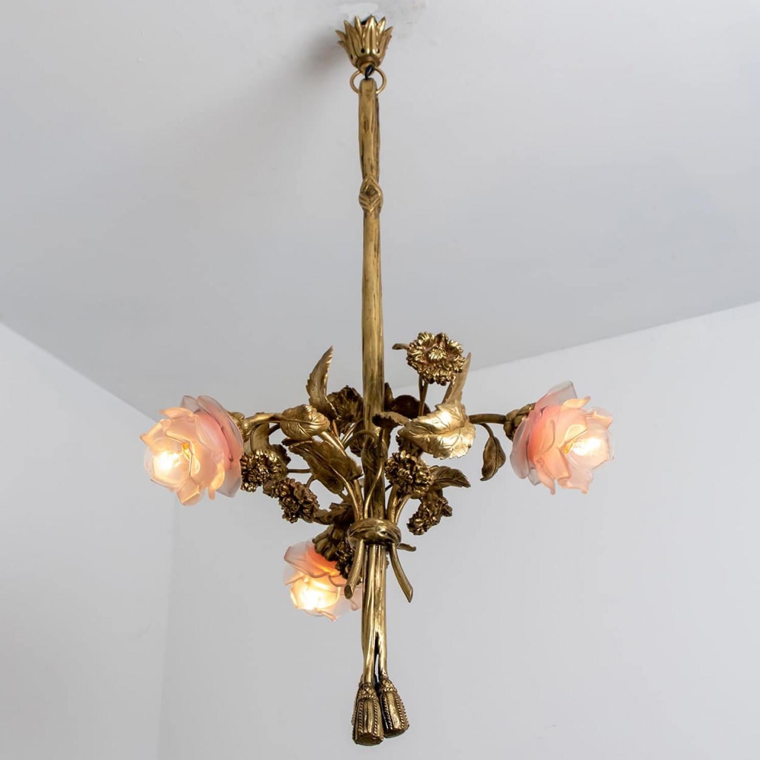 Eccezionale ed elegante lampadario in bronzo dorato e vetro, periodo Art Nouveau, Francia, circa 1890.

Con 3 splendide rose in vetro con attacco a baionetta e un bouquet di fiori in bronzo fatto a mano.

Un vero e proprio pezzo d'arte del XIX