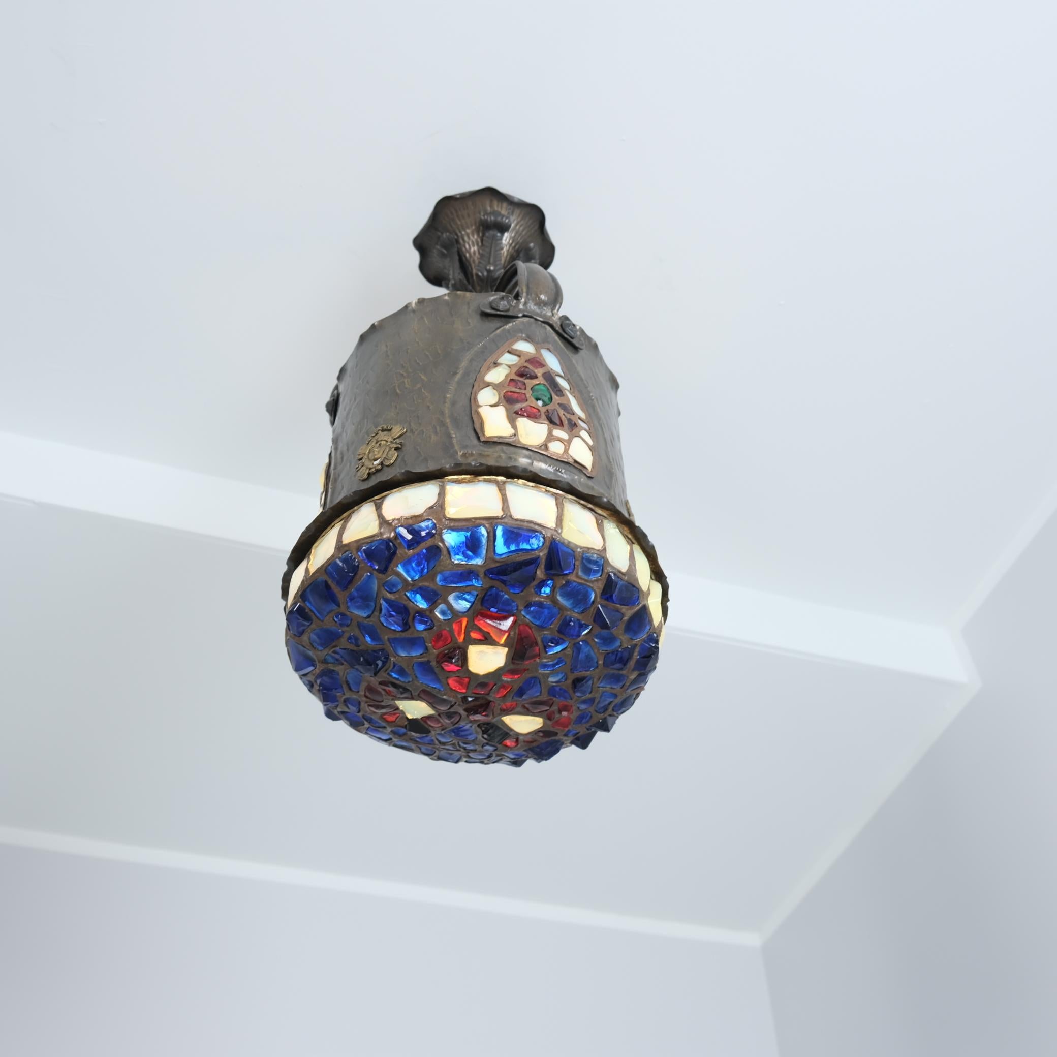 Art Nouveau Bellissima lampada da soffitto Art Noveau, rame e vetro colorato 1890-1920 in vendita