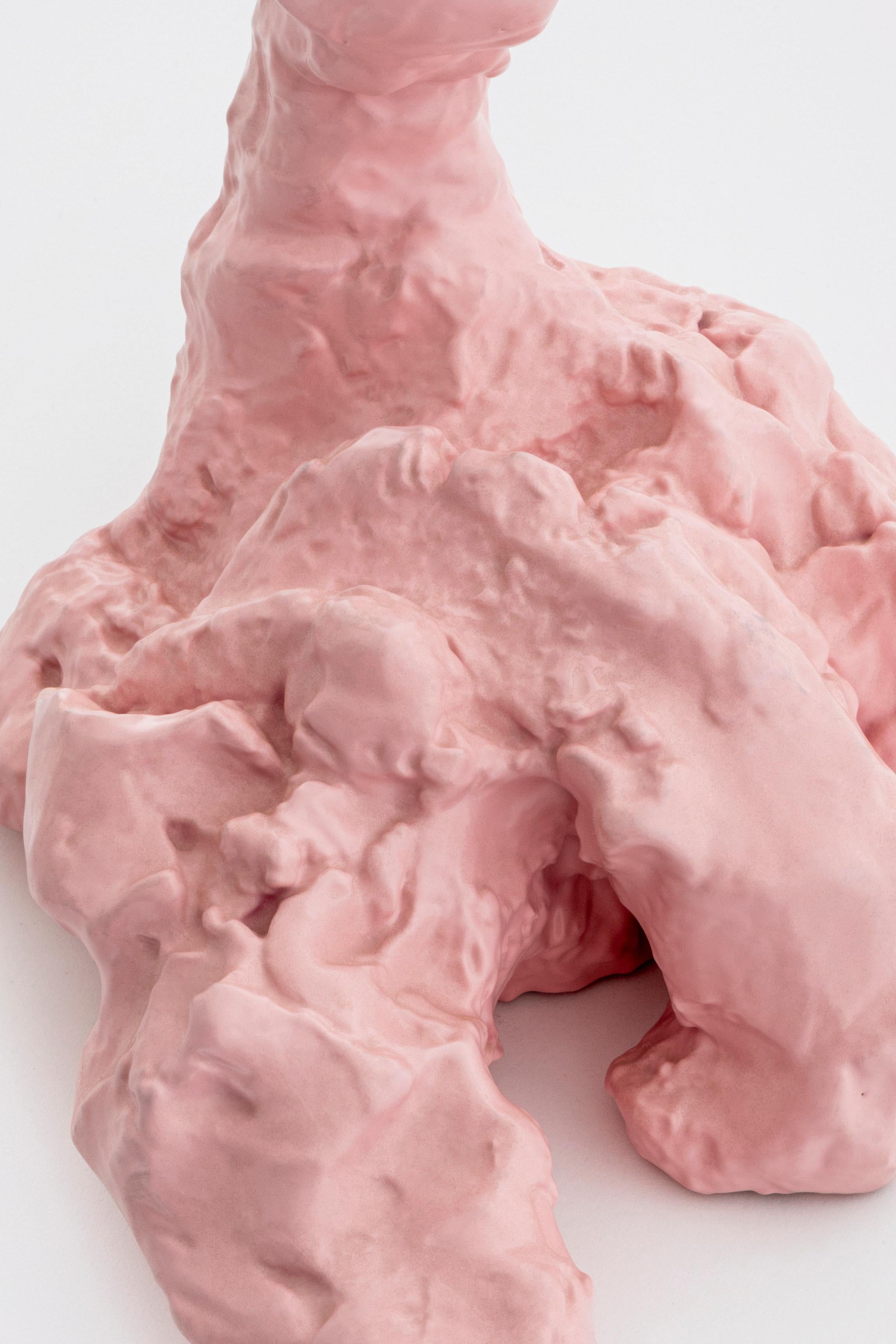 Italiano Esausta ma colorata, scultura contemporanea in alluminio fuso, vernice rosa in vendita