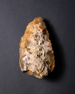 Ausgestellte und veröffentlichte paläolithische Handaxt aus Feuerstein, 700000-30000 v. Chr.