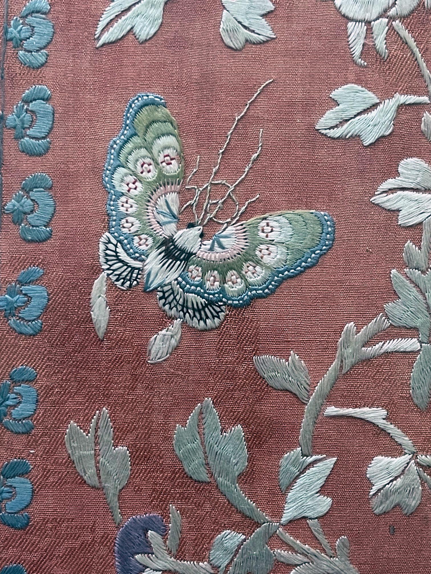 Ausgestelltes gerahmtes, feines chinesisches Stickerei-Paneel aus der Qing-Dynastie (19. Jahrhundert) im Angebot
