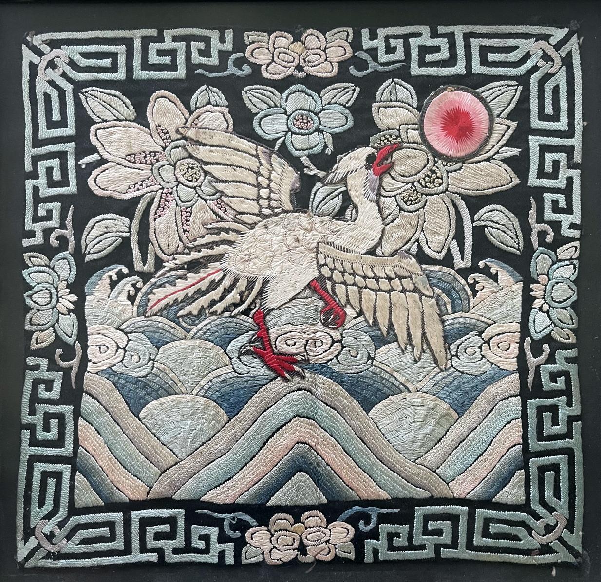 Un pannello ricamato in seta con distintivo di grado civile (noto in cinese come Buzi) in una cornice di legno dorato, proveniente dalla collezione Annette Martin ed esposto alla Chinese Culture Foundation di San Francisco dall'8 febbraio all'8