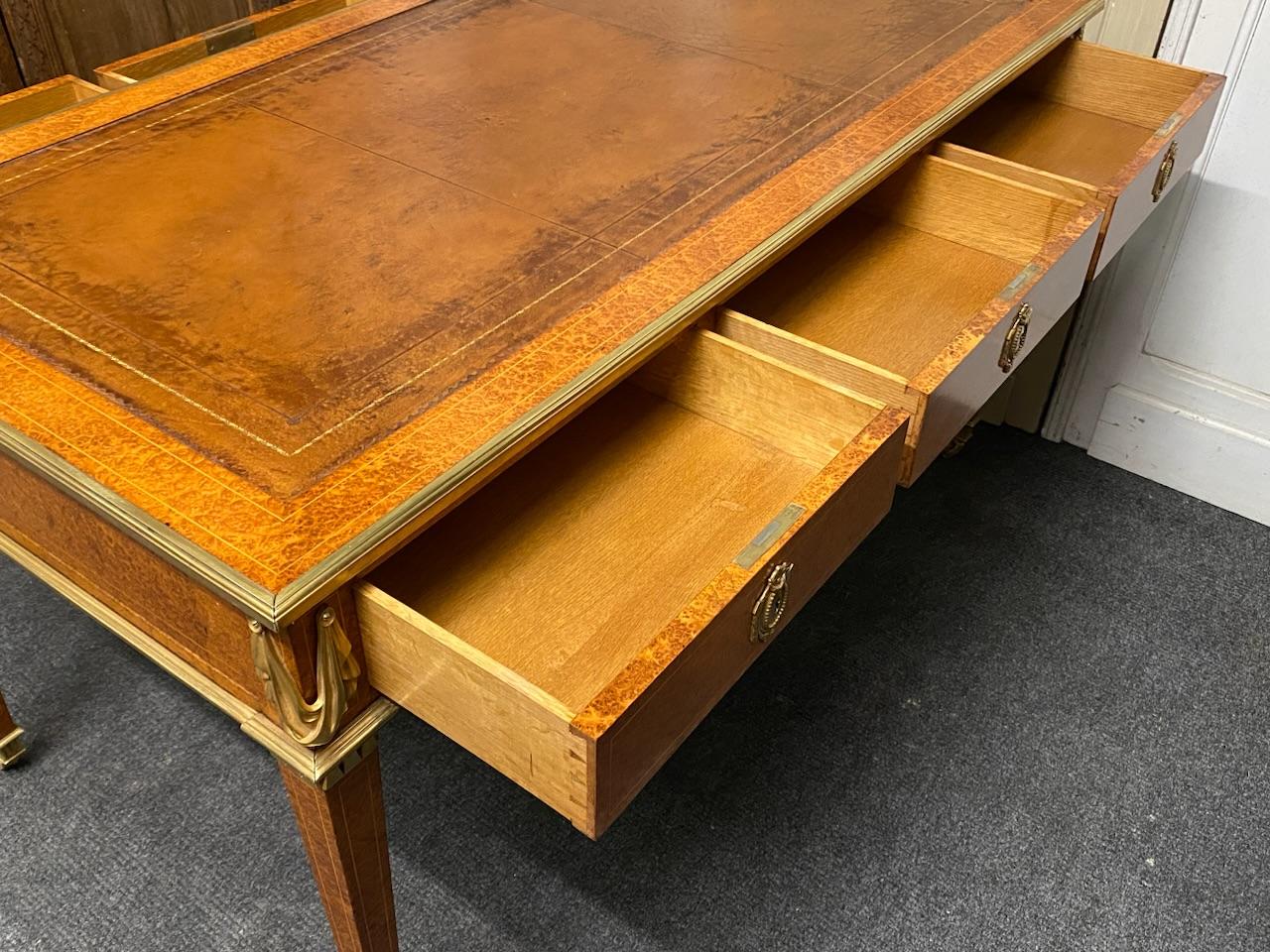 Exhibition Quality Amboyna 6 Drawer Writing Table In Excellent Condition For Sale In Seaford, GB