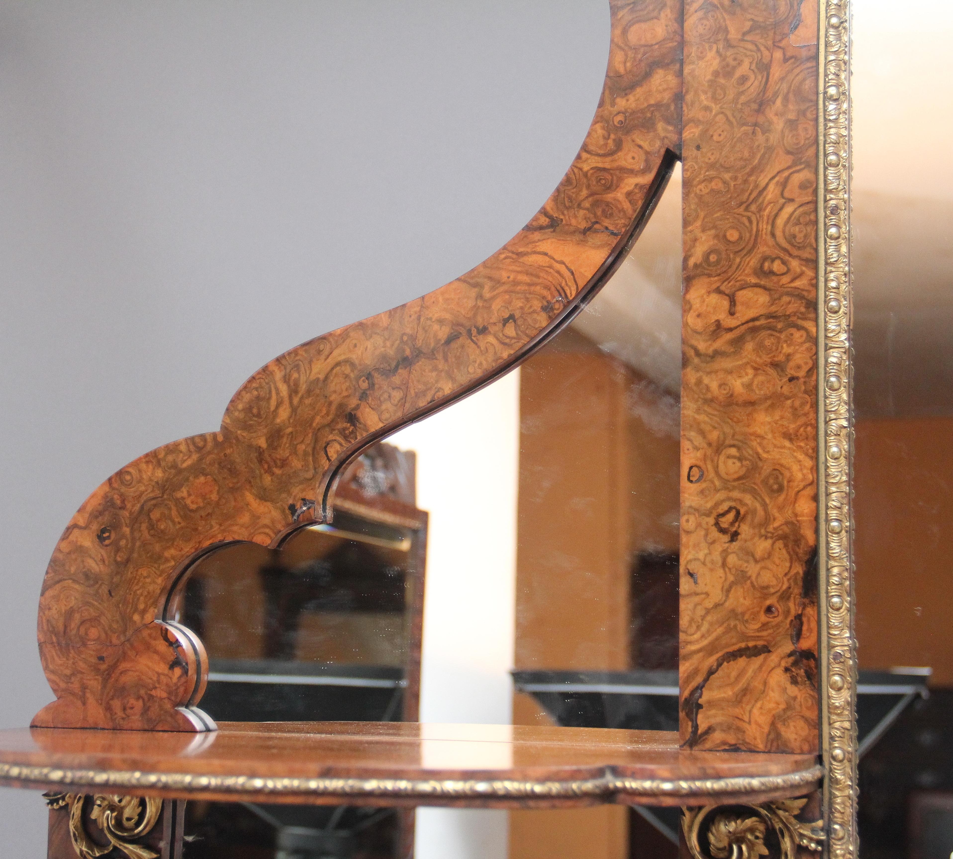 Antike Wurzelnussholz-Anrichte in Spiegelrückseite in Ausstellungsqualität aus dem 19. Jahrhundert im Angebot 3