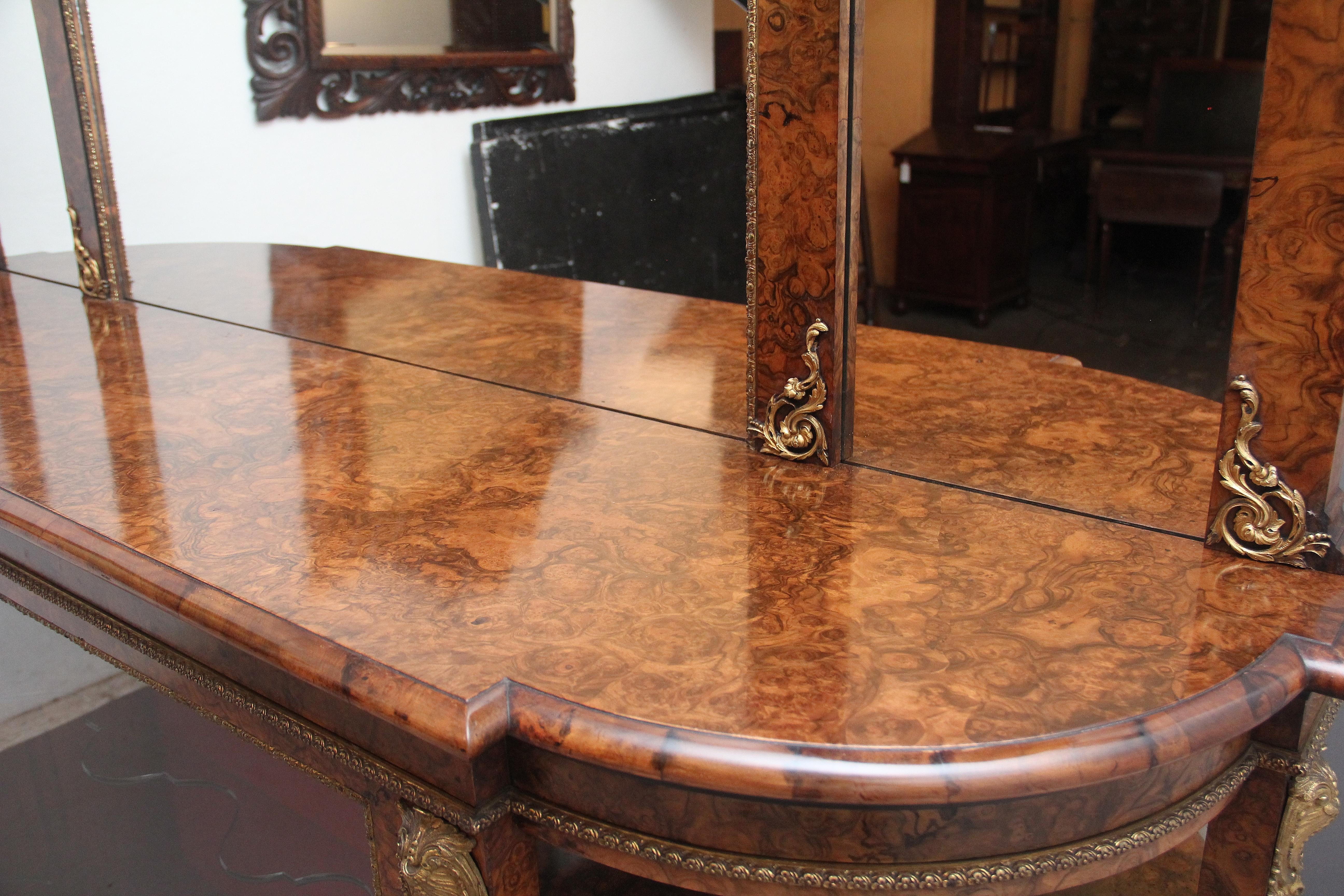 Crédence ancienne du 19ème siècle en ronce de noyer avec dos en miroir de qualité exposition en vente 6