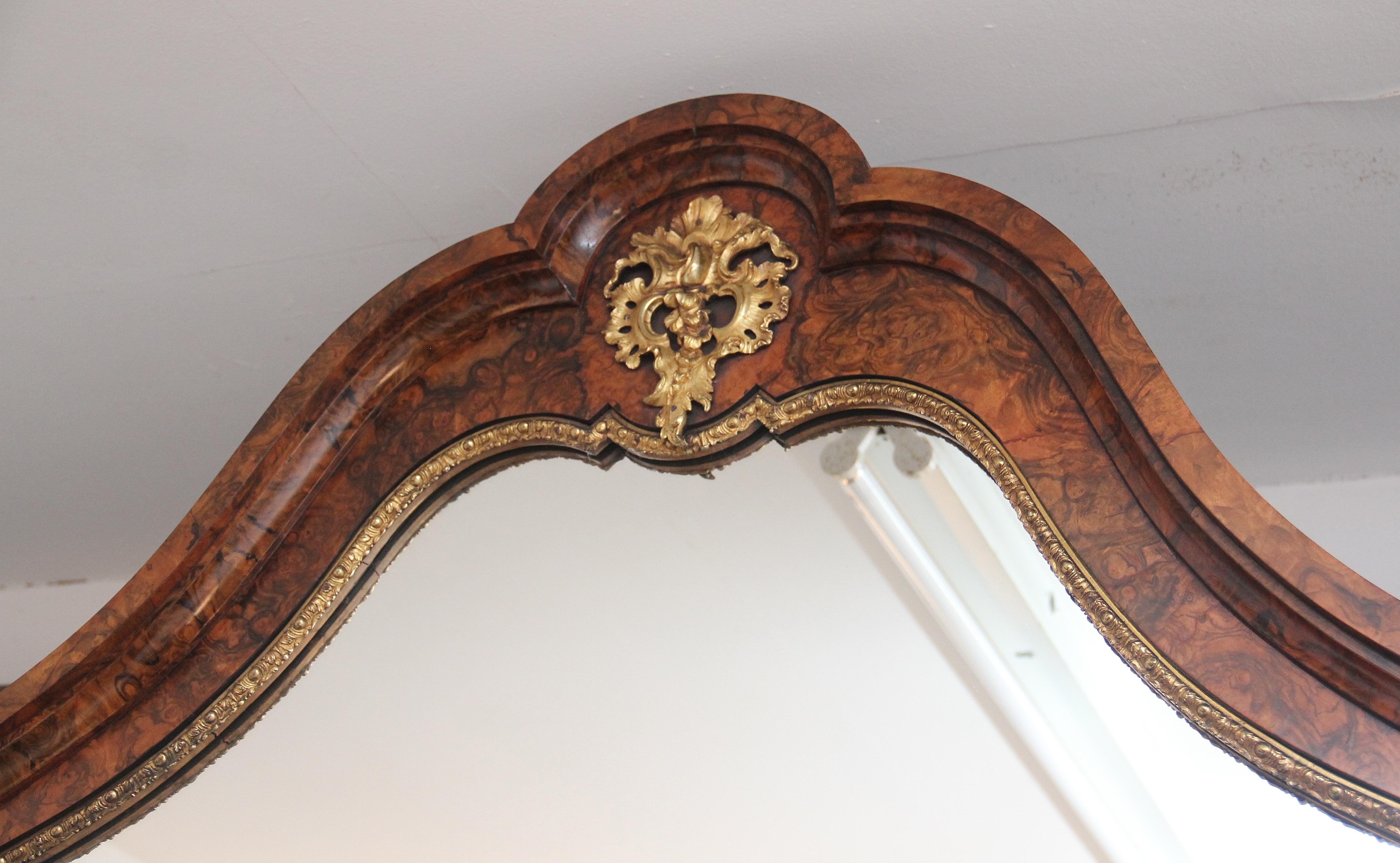 Début de l'époque victorienne Crédence ancienne du 19ème siècle en ronce de noyer avec dos en miroir de qualité exposition en vente