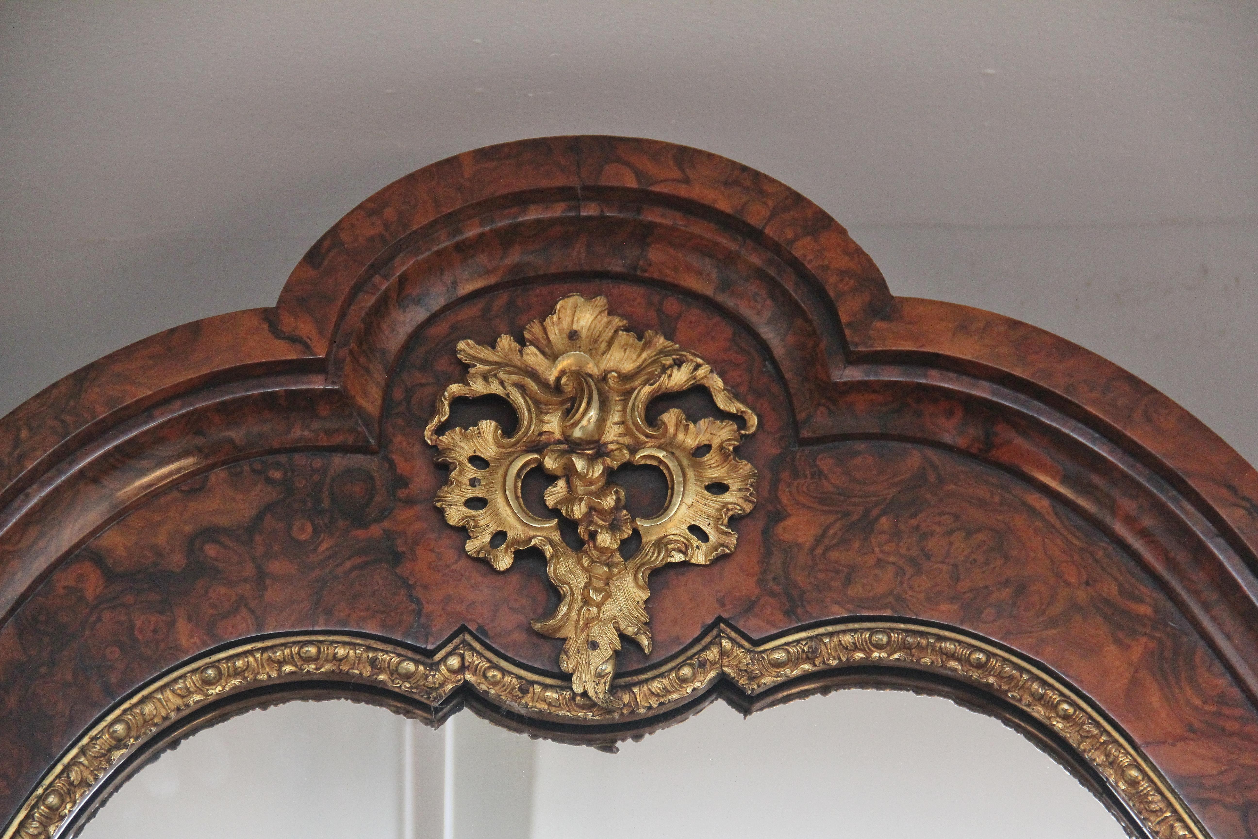 Britannique Crédence ancienne du 19ème siècle en ronce de noyer avec dos en miroir de qualité exposition en vente