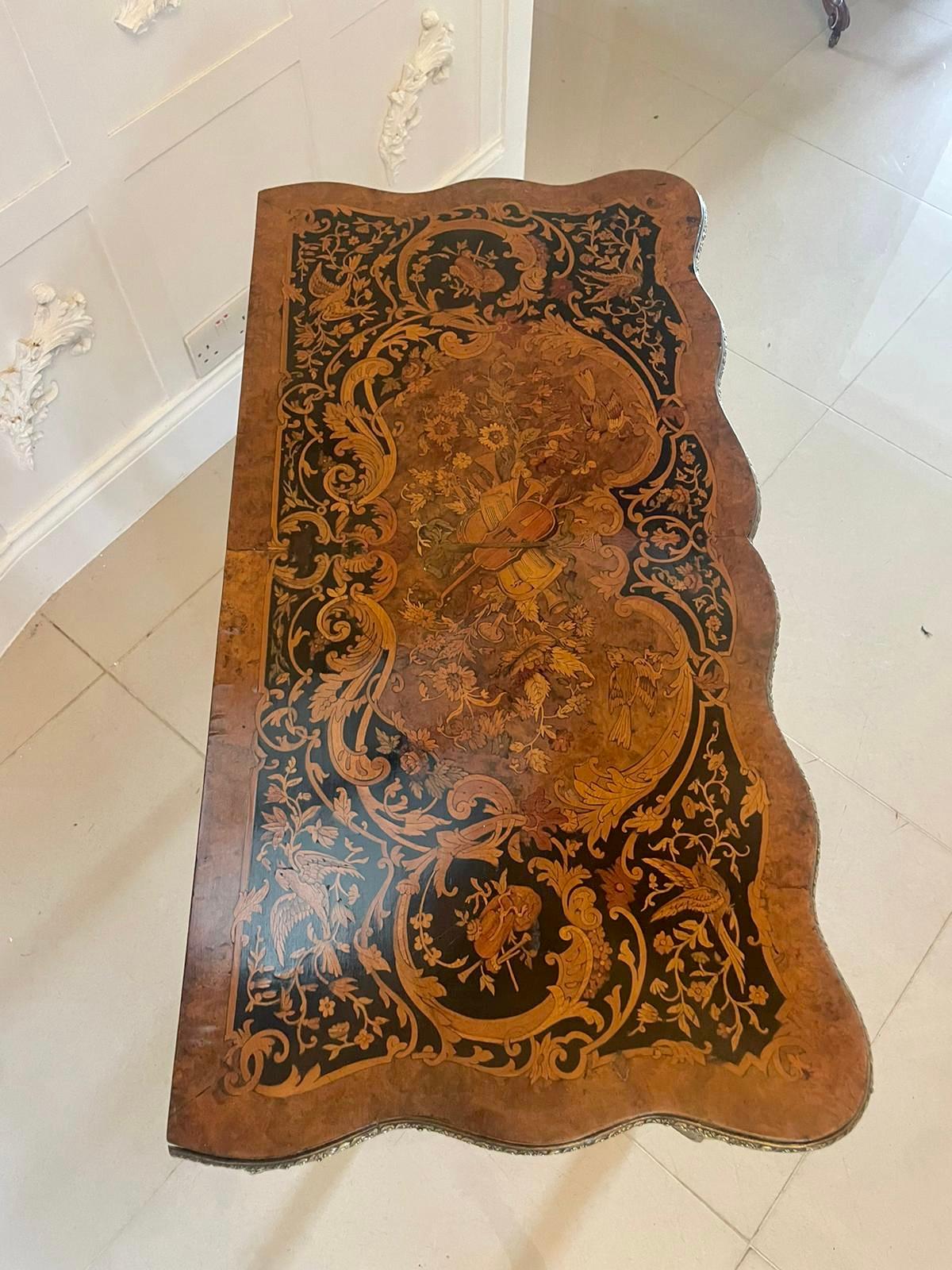  Exposition Ancienne table à cartes/de chevet en marqueterie de bois de roi incrustée d'orfèvrerie en vente 3