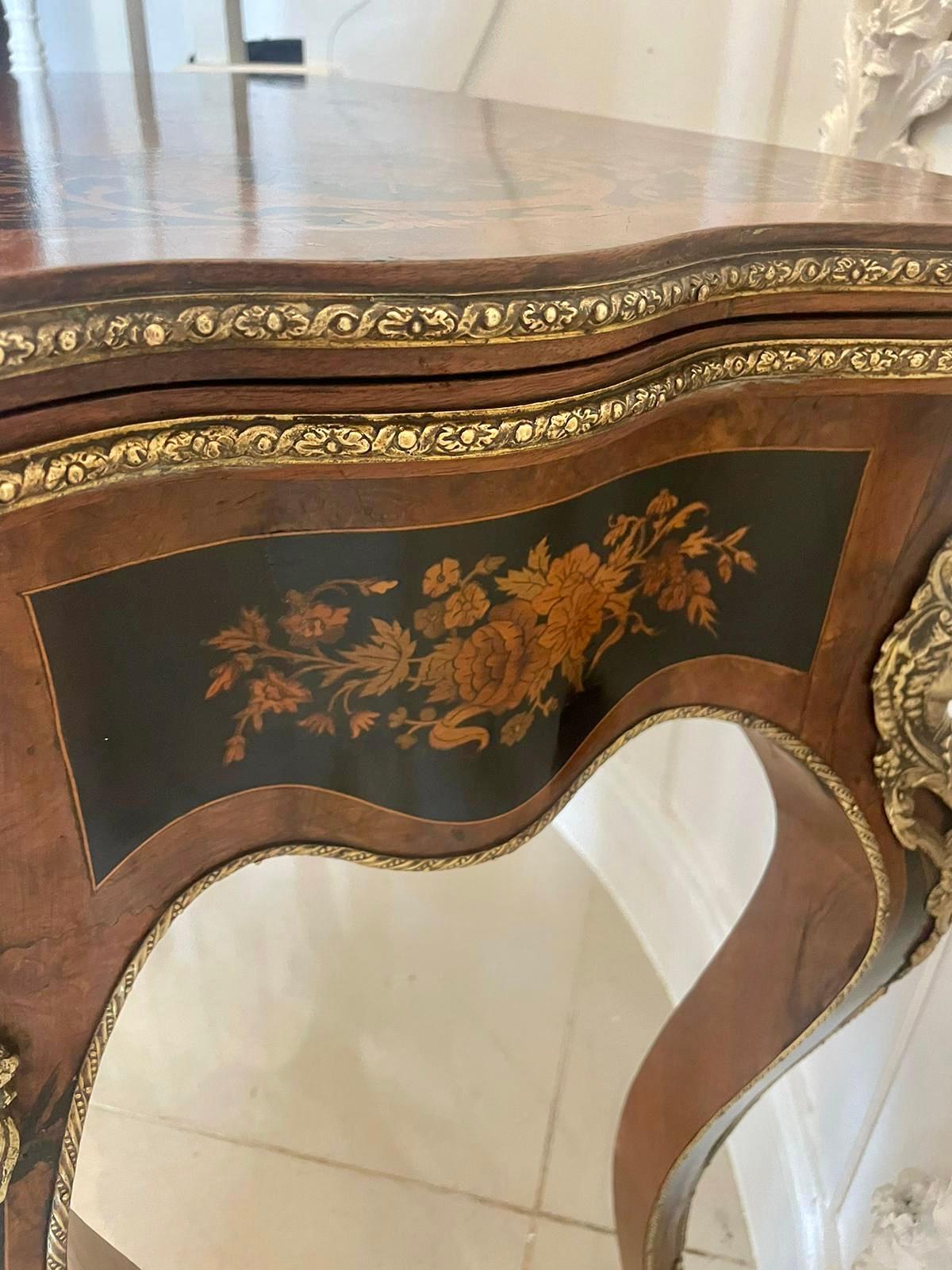  Exposition Ancienne table à cartes/de chevet en marqueterie de bois de roi incrustée d'orfèvrerie en vente 8