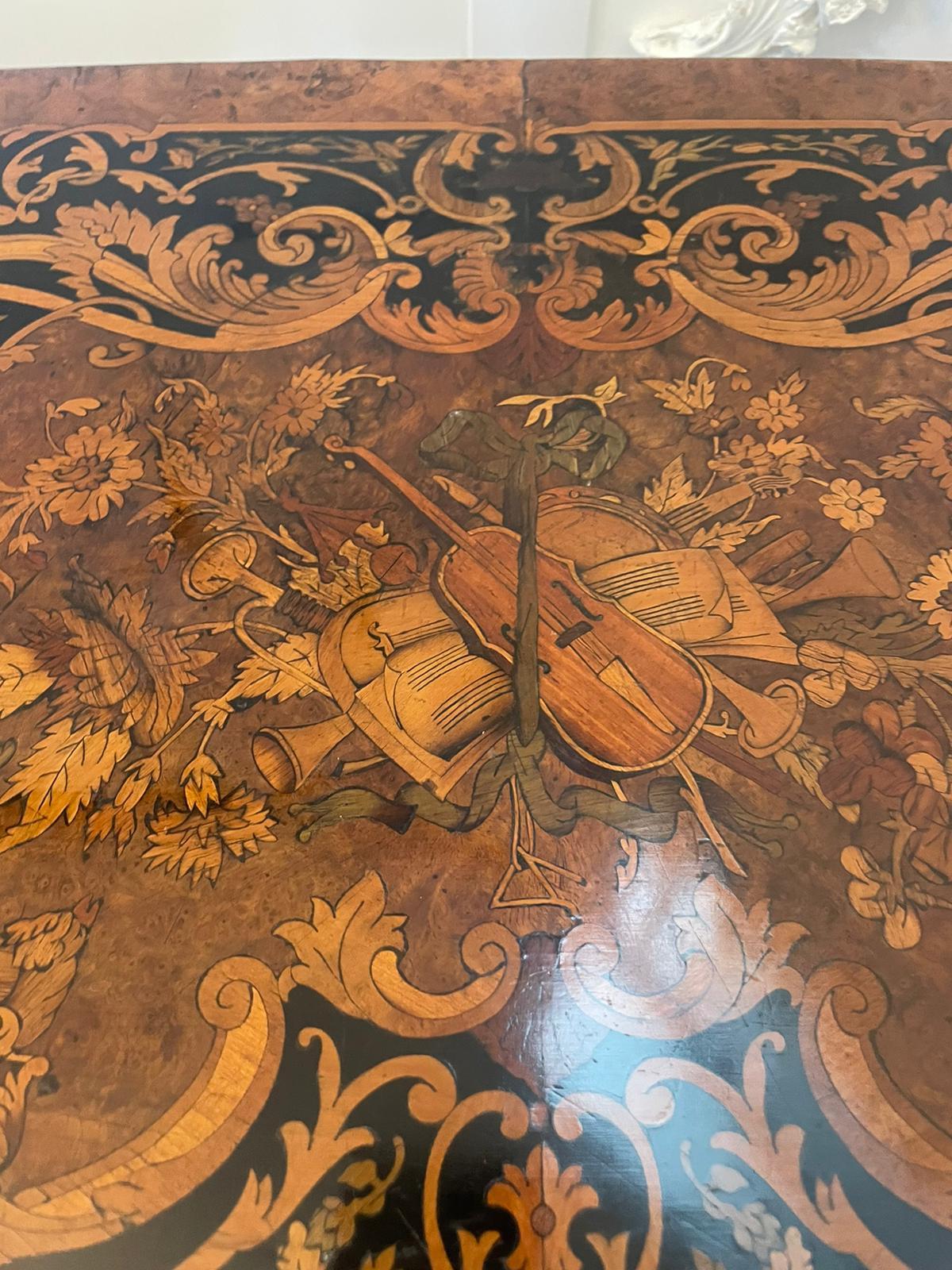 Victorien  Exposition Ancienne table à cartes/de chevet en marqueterie de bois de roi incrustée d'orfèvrerie en vente