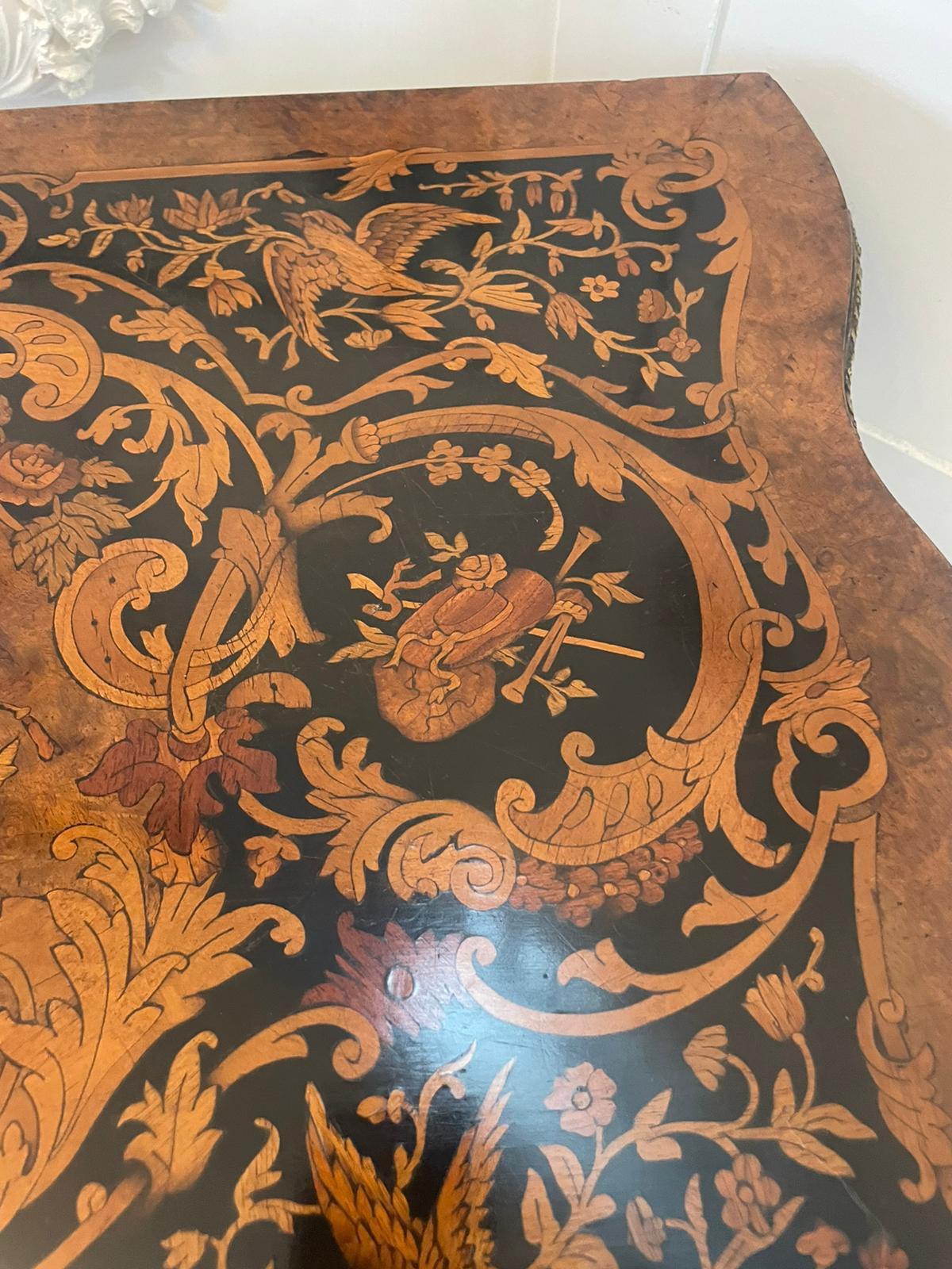 Français  Exposition Ancienne table à cartes/de chevet en marqueterie de bois de roi incrustée d'orfèvrerie en vente
